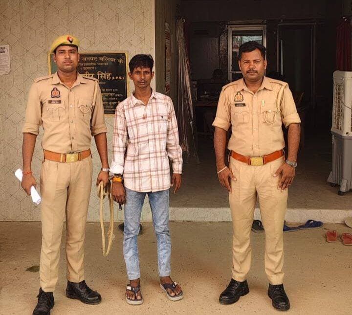 रेवती पुलिस की बड़ी कार्रवाई: अपहरण, दुष्कर्म और पॉक्सो एक्ट का वांछित आरोपी बिहार से गिरफ्तार
बलिया। रेवती थाना पुलिस ने अपहरण, दुष्कर्म और पॉक्सो एक्ट से संबंधित मामले में वांछित एक अभियुक्त को बिहार के बक्सर जिले से गिरफ्तार कर लिया। पुलिस ने आवश्यक विधिक कार्रवाई पूरी करने के बाद आरोपी को न्यायालय भेज दिया।
पुलिस के अनुसार, थाना रेवती में दर्ज मु0अ0सं0 188/2026 में धारा 137(2) बीएनएस के तहत मुकदमा दर्ज था। विवेचना के दौरान मामले में धारा 87, 64(2)M बीएनएस तथा 5L/6 पॉक्सो एक्ट की बढ़ोतरी की गई।
वांछित अभियुक्त की तलाश में जुटी रेवती पुलिस टीम ने कार्रवाई करते हुए आशीष कुमार पुत्र दयानंद राम, निवासी ग्राम कांट, थाना ब्रह्मपुर, जिला बक्सर (बिहार), उम्र करीब 20 वर्ष को थाना कार्यालय ब्रह्मपुर, जनपद बक्सर से 2 सितंबर 2026 को शाम 5:20 बजे गिरफ्तार कर लिया।
गिरफ्तारी की कार्रवाई क्षेत्राधिकारी बैरिया आलोक कुमार गुप्ता के नेतृत्व में की गई। पुलिस टीम में उपनिरीक्षक कुलजीत, कांस्टेबल राहुल मौर्य, कांस्टेबल प्रवेश यादव और महिला कांस्टेबल प्रिया यादव शामिल रहीं।
पुलिस ने आरोपी के विरुद्ध नियमानुसार विधिक कार्रवाई पूरी करने के बाद उसे माननीय न्यायालय भेज दिया।
<nis:link nis:type=tag nis:id=बलिया_पुलिस nis:value=बलिया_पुलिस nis:enabled=true nis:link/>
<nis:link nis:type=tag nis:id=रेवती_पुलिस nis:value=रेवती_पुलिस nis:enabled=true nis:link/>
<nis:link nis:type=tag nis:id=pocso_act nis:value=POCSO_Act nis:enabled=true nis:link/>
<nis:link nis:type=tag nis:id=अपराध_पर_कार्रवाई nis:value=अपराध_पर_कार्रवाई nis:enabled=true nis:link/>
<nis:link nis:type=tag nis:id=ballianews nis:value=BalliaNews nis:enabled=true nis:link/>