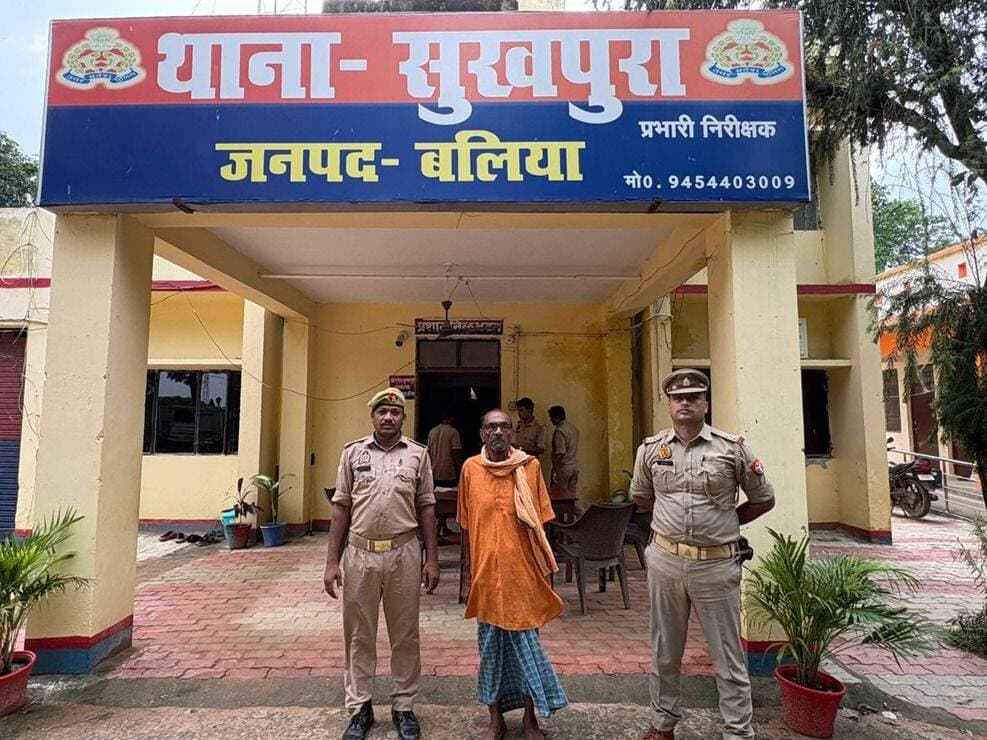 सुखपुरा में पॉक्सो एक्ट का वांछित आरोपी गिरफ्तार, जनसुनवाई के दौरान थाने पहुंचा था 75 वर्षीय अभियुक्त
बलिया। सुखपुरा थाना पुलिस ने दुष्कर्म और पॉक्सो एक्ट से संबंधित मामले में वांछित 75 वर्षीय अभियुक्त को गिरफ्तार कर न्यायालय भेज दिया। पुलिस के अनुसार, अभियुक्त जनसुनवाई के दौरान थाने पहुंचा था, जहां पूछताछ के बाद उसे हिरासत में लिया गया।
पुलिस के मुताबिक, थाना सुखपुरा में दर्ज मु0अ0सं0 206/2026 में धारा 65(2), 351(3) बीएनएस तथा 5M/6 पॉक्सो एक्ट के तहत अभियुक्त शंकर प्रसाद गुप्ता पुत्र स्व. हसनु गुप्ता, निवासी कुम्हिया, थाना सुखपुरा, जनपद बलिया वांछित था।
पुलिस के अनुसार, 3 सितंबर 2026 को थानाध्यक्ष रत्नेश कुमार दूबे थाने में जनसुनवाई कर रहे थे। इसी दौरान अभियुक्त पूछताछ के लिए थाना परिसर में उपस्थित हुआ। पूछताछ के बाद पुलिस ने उसे संबंधित धाराओं से अवगत कराते हुए करीब 11:45 बजे गिरफ्तार कर लिया। आवश्यक विधिक कार्रवाई पूरी करने के बाद अभियुक्त को माननीय न्यायालय भेज दिया गया।
गिरफ्तारी करने वाली पुलिस टीम में थानाध्यक्ष रत्नेश कुमार दूबे, हेड कांस्टेबल संतोष राजभर, कांस्टेबल अजय मौर्या और महिला कांस्टेबल स्मिता वर्मा शामिल रहीं।
<nis:link nis:type=tag nis:id=बलिया_पुलिस nis:value=बलिया_पुलिस nis:enabled=true nis:link/>
<nis:link nis:type=tag nis:id=सुखपुरा_पुलिस nis:value=सुखपुरा_पुलिस nis:enabled=true nis:link/>
<nis:link nis:type=tag nis:id=pocso_act nis:value=POCSO_Act nis:enabled=true nis:link/>
<nis:link nis:type=tag nis:id=अपराध_पर_कार्रवाई nis:value=अपराध_पर_कार्रवाई nis:enabled=true nis:link/>
<nis:link nis:type=tag nis:id=ballianews nis:value=BalliaNews nis:enabled=true nis:link/>