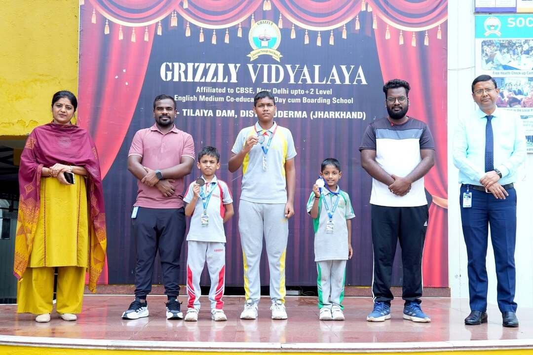 सीबीएसई ईस्ट ज़ोन ताइक्वांडो चैंपियनशिप में ग्रिज़ली विद्यालय का शानदार प्रदर्शन
तीन पदक जीतकर खिलाड़ियों ने बढ़ाया विद्यालय का गौरव, कुशल गुप्ता ने राष्ट्रीय चैंपियनशिप के लिए किया क्वालीफाई
तिलैया डैम स्थित ग्रिज़ली विद्यालय के प्रतिभाशाली खिलाड़ियों ने सीबीएसई ईस्ट ज़ोन ताइक्वांडो चैंपियनशिप 2026 में उत्कृष्ट प्रदर्शन करते हुए विद्यालय का नाम गौरवान्वित किया। बी.पी.एम.जी. पब्लिक स्कूल, सुरियावां, उत्तर प्रदेश में आयोजित प्रतियोगिता में विद्यालय के खिलाड़ियों ने अपनी खेल प्रतिभा, अनुशासन, आत्मविश्वास एवं खेल भावना का शानदार प्रदर्शन किया।
प्रतियोगिता में छात्र कुशल गुप्ता ने रजत पदक हासिल किया, जबकि छात्र तनय तिग्गा एवं छात्र अंश केशरी ने कांस्य पदक जीतकर विद्यालय को गौरवान्वित किया। कुशल गुप्ता ने अपने उत्कृष्ट प्रदर्शन के आधार पर सीबीएसई राष्ट्रीय ताइक्वांडो चैंपियनशिप के लिए भी क्वालीफाई किया है। उनकी इस उपलब्धि से विद्यालय परिवार में हर्ष का माहौल है।
खिलाड़ियों की इस सफलता में उनके निरंतर अभ्यास, अनुशासन, समर्पण एवं आत्मविश्वास के साथ-साथ ताइक्वांडो प्रशिक्षक दिलीप कुमार के कुशल मार्गदर्शन एवं अथक प्रयासों की महत्वपूर्ण भूमिका रही। प्रशिक्षक के मार्गदर्शन में खिलाड़ियों ने प्रतियोगिता के दौरान तकनीकी दक्षता एवं खेल भावना का प्रभावशाली प्रदर्शन किया।
विद्यालय के सीईओ प्रकाश गुप्ता एवं प्राचार्या अंजना कुमारी ने संयुक्त रूप से खिलाड़ियों को बधाई देते हुए कहा कि खेल विद्यार्थियों के सर्वांगीण विकास का महत्वपूर्ण माध्यम हैं। खेलों के माध्यम से विद्यार्थियों में अनुशासन, आत्मविश्वास, नेतृत्व क्षमता, धैर्य एवं चुनौतियों का सामना करने का साहस विकसित होता है। उन्होंने कहा कि विद्यार्थियों की यह उपलब्धि उनके कठिन परिश्रम एवं निरंतर अभ्यास का परिणाम है। उन्होंने राष्ट्रीय प्रतियोगिता के लिए क्वालीफाई करने वाले कुशल गुप्ता को विशेष शुभकामनाएं देते हुए विश्वास व्यक्त किया कि वे राष्ट्रीय स्तर पर भी उत्कृष्ट प्रदर्शन कर विद्यालय का नाम रोशन करेंगे।
विद्यालय की इस उपलब्धि पर समन्वयक विजय कुमार सिंह, जितेंद्र चौधरी, बी.डी. नस्कर, अनुराग कुमार सिंह, शिल्पी भदानी, बनानी नोगी, सुधांशु कुमार, एकता कुमारी एवं प्रीतम हरी सहित समस्त शिक्षक एवं शिक्षकेत्तर कर्मचारियों ने पदक विजेता खिलाड़ियों, राष्ट्रीय प्रतियोगिता के लिए चयनित छात्र कुशल गुप्ता एवं उनके प्रशिक्षक दिलीप कुमार को हार्दिक बधाई एवं शुभकामनाएं दीं। उन्होंने खिलाड़ियों के समर्पण एवं उत्कृष्ट प्रदर्शन की सराहना करते हुए उनके उज्ज्वल भविष्य की कामना की।
विद्यालय परिवार ने कुशल गुप्ता को आगामी सीबीएसई राष्ट्रीय ताइक्वांडो चैंपियनशिप के लिए शुभकामनाएं देते हुए विश्वास व्यक्त किया कि वे अपनी प्रतिभा, मेहनत, अनुशासन एवं दृढ़ संकल्प के बल पर राष्ट्रीय स्तर पर भी शानदार प्रदर्शन करेंगे और ग्रिज़ली विद्यालय का नाम गौरवान्वित करेंगे। साथ ही, तनय तिग्गा एवं अंश केशरी को भी उनके प्रदर्शन के लिए बधाई देते हुए भविष्य में और बेहतर उपलब्धियों की कामना की।