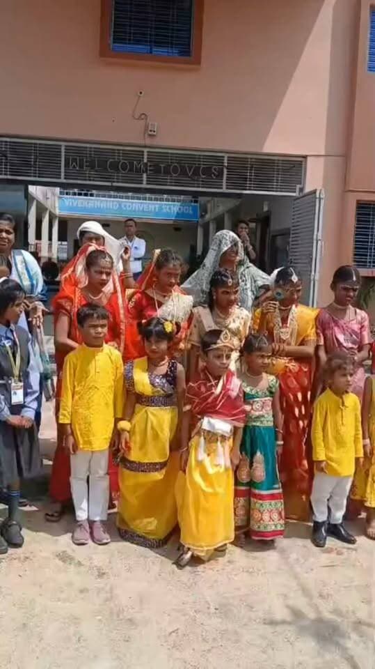 *श्रीकृष्ण जन्माष्टमी पर विवेकानंद कॉन्वेंट स्कूल में विविध कार्यक्रमों का आयोजन।*
कोडरमा, चाराडीह: श्रीकृष्ण जन्माष्टमी के पावन अवसर पर चाराडीह स्थित विवेकानंद कॉन्वेंट स्कूल में विभिन्न सांस्कृतिक एवं धार्मिक कार्यक्रमों का आयोजन हर्षोल्लास के साथ किया गया। कार्यक्रम के दौरान विद्यालय परिसर कृष्णमय नजर आया।
जन्माष्टमी के अवसर पर विद्यालय में राधा रानी एवं बाल गोपाल साज-सज्जा प्रतियोगिता का आयोजन किया गया। इसमें विद्यालय के नन्हे-मुन्ने छात्र-छात्राओं ने भगवान श्रीकृष्ण और राधा रानी की मनमोहक वेशभूषा धारण कर उत्साहपूर्वक भाग लिया। कृष्ण और राधा के रूप में सजे बच्चे अत्यंत आकर्षक एवं मनमोहक लग रहे थे। बच्चों ने भक्ति संगीत पर सुंदर नृत्य प्रस्तुत कर उपस्थित लोगों का मन मोह लिया।
इसके उपरांत विद्यालय के सीनियर कक्षाओं के विद्यार्थियों द्वारा दही-हांडी एवं मटका फोड़ कार्यक्रम का आयोजन किया गया। विद्यार्थियों ने पूरे उत्साह एवं उमंग के साथ इसमें भाग लिया। कार्यक्रम के दौरान विद्यालय परिसर में उत्सव का माहौल बना रहा।
इस अवसर पर विद्यालय के प्राचार्य राधेश्याम पंडित, निदेशक अनिल कुमार, सह निदेशिका खुशबू गुप्ता सहित सभी शिक्षक-शिक्षिकाएं उपस्थित रहे। विद्यालय के प्राचार्य एवं निदेशक ने विद्यार्थियों को भगवान श्रीकृष्ण एवं राधा रानी के आदर्शों को अपने जीवन में आत्मसात करने तथा उनके बताए मार्ग पर चलने की प्रेरणा दी। उन्होंने विद्यार्थियों को ज्ञान, प्रेम, सद्भावना एवं संस्कारों को जीवन में अपनाने का संदेश दिया।
कार्यक्रम के अंत में विद्यालय परिवार के सभी सदस्यों ने एक-दूसरे को श्रीकृष्ण जन्माष्टमी की हार्दिक शुभकामनाएं दीं। कार्यक्रम उत्साह, भक्ति और उल्लास के वातावरण में संपन्न हुआ।