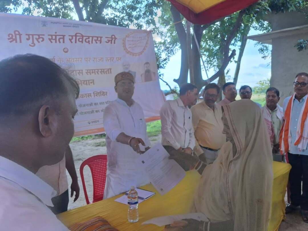 प्रेस विज्ञप्ति
दिनांक-03.09.2026 को श्री गुरू संत रविदास जी की 650वीं जयन्ती के अवसर पर अनु० जाति टोलों में समरसता संकल्प अभियान के तहत कुल 59 टोलों में शिविर का आयोजन किया गया, इस क्रम में मधुबन प्रखण्ड के नौरंगिया माधोपुर पंचायत में आयोजित शिविर में श्री राणा रणधीर सिंह माननीय, स०वि०स०, मधुबन एवं श्री संतोष कुमार पाण्डेय, जिला कल्याण पदाधिकारी, पूर्वी चम्पारण, मोतिहारी के द्वारा भाग लिया गया तथा आमजनों को सरकार के द्वारा संचालित विभिन्न महत्वकांक्षी योजनाओं से आच्छादित करते हुए शिविर में भाग लेने हेतु प्रोत्साहित किया गया। श्री राणा रणधीर सिंह, माननीय स०वि०स०, मधुबन के द्वारा बताया गया कि सरकार आपके द्वार के तहत सभी विभाग के पदाधिकारी/कर्मी अनु० जाति टोलों में उपस्थित होकर योजनाओं के संदर्भ में जानकारी प्रदान करते हुए सरकार द्वारा संचालित 22 योजनाओं से आच्छादित करेंगे, जो अत्यन्त ही लाभकारी, सुलभ एवं निःशुल्क होगा। शिविर में जिला कल्याण पदाधिकारी के द्वारा बताया गया कि यह शिविर दिनांक-27.08.2026 से दिनांक-15.02.2027 तक पूर्वी चम्पारण जिले में माईक्रो-प्लान के अनुरूप चिन्हित पंचायतों के अनु० जाति टोलों में प्रत्येक सप्ताह के वृहस्पतिवार को आयोजित किया जाना है, ताकि शत-प्रतिशत अनु० जाति के व्यक्तियों को सरकार के विभिन्न योजनाओं से आच्छादित किया जा सके। इस अभियान के तहत दिनांक-10.09.2026 को पूर्वी चम्पारण जिलान्तर्गत कुल 62 अनु० जाति टोलों में आगामी शिविर किया जायेगा। उक्त शिविर में प्रखण्ड विकास पदाधिकारी, मधुबन, प्रखण्ड कृषि पदाधिकारी, मधुबन, प्रखण्ड शिक्षा पदाधिकारी, मधुबन, प्रखण्ड कल्याण पदाधिकारी, मधुबन, संबंधित पंचायत सचिव, स्वास्थ्य विभाग के कर्मी, विकास मित्र एवं अन्य विभाग के पंचायत स्तरीय कर्मी एवं जन प्रतिनिधिगण उपस्थित थे।
Information & Public Relations Department, Government of Bihar