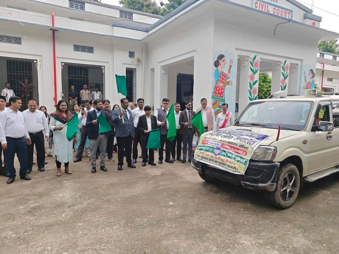 लोक अदालत का संदेश लेकर निकले 10 से अधिक प्रचार रथ, चालान में 50% तक छूट
मोतिहारी, 3 सितंबर। आगामी राष्ट्रीय लोक अदालत के प्रचार-प्रसार के लिए गुरुवार को जिला विधिक सेवा प्राधिकार, पूर्वी चंपारण की ओर से 10 से अधिक प्रचार रथ रवाना किए गए। प्रधान जिला एवं सत्र न्यायाधीश-सह-अध्यक्ष, DLSA श्री अभिषेक कुमार दास ने सुबह 10 बजे हरी झंडी दिखाकर रथों को रवाना किया।
मौके पर CJM श्री पुनीत कुमार तिवारी, विशेष न्यायाधीश श्री कमलेश चंद्र मिश्रा, ADJ श्री राज विजय सिंह, प्रधान न्यायाधीश परिवार न्यायालय श्री इसरार अहमद समेत अन्य न्यायिक पदाधिकारी मौजूद रहे। सेंट्रल बैंक के LDM श्री के.एम. सिंह सहित विभिन्न बैंकों के अधिकारी भी उपस्थित थे।
DLSA सचिव श्री नितिन त्रिपाठी ने मीडिया को बताया कि प्रचार रथ जिले के विभिन्न क्षेत्रों में जाकर लोगों को राष्ट्रीय लोक अदालत में मामलों के त्वरित एवं आपसी सहमति से निस्तारण के प्रति जागरूक करेंगे। उन्होंने बताया कि यातायात चालान से जुड़े मामलों में लोक अदालत के माध्यम से 50 प्रतिशत तक की छूट/रिबेट का लाभ भी दिया जा रहा है।
उन्होंने आमजन से अपील की कि अपने लंबित मामलों को वर्षों तक लंबित रखने के बजाय लोक अदालत में आपसी सहमति से शीघ्र निस्तारित कराएं। साथ ही जिन लोगों के यातायात चालान लंबित हैं, वे लोक अदालत में उपलब्ध 50 प्रतिशत तक की छूट/रिबेट का लाभ उठाकर अपने चालानों का निस्तारण कराएं। उन्होंने कहा कि लोक अदालत विवादों के शांतिपूर्ण, सरल और त्वरित समाधान का अवसर है, इसलिए अधिक से अधिक लोग इस अवसर का लाभ उठाएं।
लोक अदालत में बैंक ऋण, चेक बाउंस, पारिवारिक विवाद, मोटर दुर्घटना दावा सहित अन्य सुलहनीय मामलों का भी निस्तारण किया जाएगा।
Information & Public Relations Department, Government of Bihar