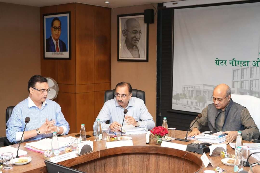 ग्रेटर नोएडा प्राधिकरण की 144वीं बोर्ड बैठक में लिए गए अहम निर्णय
-----------------------------------------
1. किसानों के बाद अब ग्रेटर नोएडा के श्रमिकों को भी तोहफा
----------------------------------
--ग्रेटर नोएडा में श्रमिक आवास, हॉस्टल और पुस्तकालय बनाने को मंजूरी
--पतवाड़ी व बिरौंडी में श्रमिक आवास, इकोटेक-11 में श्रमिक हॉस्टल बनेगा
--सेक्टर अल्फा-1 में बनेगा पुस्तकालय, छात्रों को तैयारी में मिलेगी सुविधा
--------------------------------------------
ग्रेटर नोएडा, 02 सितंबर 2026। ग्रेटर नोएडा के औद्योगिक विकास में अहम भागीदारी निभाने वाले अप्रवासी श्रमिकों को बेहतर जीवन शैली देने के लिए ग्रेटर नोएडा प्राधिकरण ने तीन अहम फैसले लिए हैं। शासन के निर्देश पर प्राधिकरण बोर्ड ने ग्रेटर नोएडा में श्रमिक आवास, लेबर हॉस्टल और सार्वजनिक पुस्तकालय बनाने को मंजूरी दे दी है। ग्रेटर नोएडा में ये तीनों ही परियोजनाएं अब मूर्त रूप में आ सकेंगी।
------------
अप्रवासी श्रमिकों के लिए ईडब्ल्यूएस फ्लैट
-------------------------
औद्योगिक शहर ग्रेटर नोएडा में अपना और अपने परिवार के पालन-पोषण के लिए रोजगार की तलाश में बड़ी संख्या में अप्रवासी श्रमिक आते हैं। एक वक्त के बाद वे यहां अपने लिए आशियाना बनाकर रहने की ख्वाहिश रखते हैं। बिल्डर फ्लैटों की कीमत ऐसे लोगों के पहुंच से दूर होती है, जिससे अपने घर का सपना पूरा नहीं हो पाता है। कई बार वे अनधिकृत कालोनियों में अपनी गाढ़ी कमाई लगा देते हैं। इस समस्या के हल के लिए ग्रेटर नोएडा प्राधिकरण पतवाड़ी और बिरौंडी गांव में ईडब्ल्यूएस फ्लैट बनाने जा रहा है। इसकी जमीन चिंहित हो गई है। सभी औपचारिकता पूरी कर इसी साल के अंत तक निर्माण कार्य शुरू करने का लक्ष्य है। इसका उद्देश्य जनपदों और राज्यों से आने वाले निर्माण श्रमिकों तथा परिवारों को सुविधायुक्त बेहतर और सुरक्षित आवास उपलब्ध कराना है। बोर्ड बैठक में चेयरमैन दीपक कुमार, अपर मुख्य सचिव आलोक कुमार (वर्चुअल), ग्रेनो प्राधिकरण के सीईओ एनजी रवि कुमार, नोएडा प्राधिकरण के सीईओ कृष्णा करुणेश, ग्रेनो प्राधिकरण के एसीईओ सौम्य श्रीवास्तव, एसीईओ श्रीलक्ष्मी वीएस, एसीईओ प्रेरणा सिंह, एसीईओ सुमित यादव, यीडा के ओएसडी शैलेंद्र सिंह, ग्रेनो प्राधिकरण के जीएम वित्त स्वतंत्र गुप्ता, जीएम प्रोजेक्ट एके सिंह, ग्रेनो प्राधिकरण की ओएसडी गुंजा सिंह, ओएसडी अभिषेक पाठक, ओएसडी गिरीश झा, ओएसडी मुकेश कुमार सिंह, ओएसडी अजय शर्मा आदि अधिकारीगण मौजूद रहे।
-----------------
ट्रांजिट लेबर हॉस्टल
-------------
रोजगार की तलाश में ग्रेटर नोएडा आने पर अप्रवासी श्रमिकों के सामने सबसे बड़ी चुनौती तत्काल अस्थाई आवास की होती है। होटल बहुत महंगा पड़ता है। उत्तर प्रदेश भवन एवं अन्य सन्निर्माण कर्मकार कल्याण बोर्ड की ट्रांजिट हॉस्टल योजना के लिए के अंतर्गत ग्रेटर नोएडा प्राधिकरण की तरफ से सेक्टर ईकोटेक-06 व ईकोटेक-11 में 3000-3000 वर्ग मीटर भूमि चिंहित कर ली गई है। प्राधिकरण यह भूखंड श्रम विभाग को निशुल्क ट्रांसफर कर देगा। श्रम विभाग इसका निर्माण करेगा। इस हॉस्टल में अप्रवासी मजदूर बहुत कम किराया देकर रोजगार तलाश सकेंगे और रोजगार मिलने के बाद वे अपने लिए स्थाई आवास तलाश सकेंगे। प्राधिकरण बोर्ड के इस फैसले से हजारों अप्रवासी श्रमिकों को बड़ी राहत मिलेगी।
----------------
सेक्टर अल्फा वन में बनेगी पब्लिक लाइब्रेरी
------------------------
ग्रेटर नोएडा प्राधिकरण बोर्ड ने तीसरा अहम फैसला सेक्टर अल्फा वन में पब्लिक लाइब्रेरी बनाने का लिया है। यह लाइब्रेरी 1360 वर्ग मीटर में होगी, जिसमें से 440 वर्ग मीटर में तीन मंजिला लाइब्रेरी बनेगी और बाकी एरिया में पार्किंग, शौचालय व अन्य सुविधाएं होंगी। इस लाइब्रेरी में छोटे बच्चों, छात्रों, युवाओं और सीनियर सिटीजन, सभी के लिए किताबेें उपलब्ध होंगी। इससे उन छात्रों को अधिक लाभ मिलेगा, जो पैसे देकर किताबें नहीं खरीद सकते। वे यहां न्यूनतम शुल्क देकर किताबें ईशु करा सकेंगे और अपनी परीक्षा की तैयारी कर सकेंगे। इसका निर्माण कार्य भी इस साल के अंत तक शुरू हो जाएगा।
----------------
2. दिल्ली-मेरठ एक्सप्रेसवे से जुड़ेंगे ग्रेनो, नोएडा व यीडा सिटी
---------------------------------
--130 मीटर रोड को डबल डेकर सड़क बनाकर जोड़ने की तैयारी
--पहले चरण में ‘एक मूर्ति’ तक बनेगी डबल डेकर सड़क
--756 करोड़ रुपये की लागत का अनुमान
--------------------------
ग्रेटर नोएडा। ग्रेटर नोएडा में 130 मीटर चौड़ी सड़क को दिल्ली-मेरठ एक्सप्रेसवे (नेशनल हाइवे-24) से जोड़ने की दिशा में कवायद तेज हो गई है। ग्रेटर नोएडा प्राधिकरण बोर्ड के समक्ष प्रस्ताव रखा गया। इस पर सहमति बन गई है। नोएडा व यीडा की सहमति लेकर परियोजना को आगे बढ़ाया जाएगा।
ग्रेटर नोएडा प्राधिकरण ने विस्तृत परियोजना रिपोर्ट (डीपीआर) तैयार कराने के लिए एनएचएआई को जिम्मा सौंपा था। एनएचएआई के सर्वेक्षण में दो वैकल्पिक मार्ग सामने आए। पहले विकल्प में एक मूर्ति से नाले तक डबल डेकर सड़क प्रस्तावित की गई, जबकि दूसरे में शाहबेरी से नाले के साथ लिंक रोड जोड़ने का प्रस्ताव है। इस सड़क को बनाने के लिए बनी समिति ने पहले चरण में दिल्ली-मेरठ एक्सप्रेसवे से एक मूर्ति तक डबल डेकर सड़क बनाने का निर्णय लिया है, जिसकी लागत 756.01 करोड़ रुपये होगी। दूसरे चरण में शेष सड़क का निर्माण पूरा किया जाएगा। परियोजना की लागत यमुना एक्सप्रेसवे, नोएडा, ग्रेटर नोएडा और गाजियाबाद प्राधिकरण समान रूप से वहन करेंगे। ग्रेटर नोएडा प्राधिकरण बोर्ड ने इस प्रस्ताव पर मुहर लगा दी है। इस फैसले से 130 मीटर चौड़ी सड़क से दिल्ली-मेरठ एक्सप्रेसवे तक ग्रेटर नोएडा और ग्रेटर नोएडा वेस्ट की कनेक्टिविटी बेहतर हो जाएगी।
----------------------------------
3. ग्रेटर नोएडा से ईस्टर्न पेरिफेरल तक बनेगी 105 मीटर चौड़ी सड़क
--------------------------------------
--ग्रेटर नोएडा फेस-1 व फेस-2 और डीएनजीआईआर ईपीई से जुड़ जाएंगे
--सड़क बनाने का खर्च एनएचएआई और भूमि अधिग्रहण का खर्च नोएडा-ग्रेनो पर
-----------
ग्रेटर नोएडा। ग्रेटर नोएडा में बेहतर कनेक्टिविटी के लिए 105 मीटर चौड़ी सड़क को ईस्टर्न पेरिफेरल एक्सप्रेसवे से जोड़ा जाएगा। ग्रेटर नोएडा फेस-1 में इस सड़क का करीब 6 किलोमीटर हिस्सा पहले ही बन चुका है। अब फेस-2 में ग्राम जुनपत से ईस्टर्न पेरिफेरल तक करीब 12 किलोमीटर लंबी सड़क का निर्माण होना है। इस सड़क के अलाइनमेंट में ईस्टर्न पेरिफेरल तक रेलवे लाइन, ईस्टर्न डेडिकेटेड फ्रेट कॉरिडोर लिंक लाइन और जीटी रोड आएंगे। इन स्थानों पर तीन ओवरब्रिज बनाया जाएगा। सड़क को 10 लेन तथा चार सर्विस लेन के रूप में विकसित किया जाएगा। इस सड़क के लिए आवश्यक भूमि ग्रेटर नोएडा प्राधिकरण उपलब्ध कराएगा, जबकि निर्माण पर आने वाला खर्च एनएचएआई वहन करेगा। सड़क के दायरे में ग्रेटर नोएडा फेस-1, फेस-2 और डीएनजीआईआर क्षेत्र की भूमि शामिल है। डीएनजीआईआर क्षेत्र का विकास नोएडा प्राधिकरण कर रहा है। इसलिए इस क्षेत्र में आने वाली भूमि का अधिग्रहण नोएडा प्राधिकरण करेगा। भूमि अधिग्रहण की लागत नोएडा और ग्रेटर नोएडा प्राधिकरण 50: 50 के अनुपात में वहन करेंगे। इस प्रस्ताव पर भी बोर्ड ने मुहर लगा दी है।
-------------------
4. रिठौरी में रेलवे लाइन पर बनेगा फुटओवर ब्रिज
--------------------------
--ग्रामीणों को रेलवे लाइन पार करने में होगी सुविधा
--प्राधिकरण बनाएगा, रैंप, सीढ़ियों व लिफ्ट की होगी सुविधा
------------------------------------
ग्रेटर नोएडा। ग्राम रिठौरी के निवासियों को रेलवे लाइन पार करने में आ रही समस्या से जल्द राहत मिलने की उम्मीद है। ग्रेटर नोएडा प्राधिकरण की पहल पर गांव में फुटओवर ब्रिज के निर्माण को बोर्ड ने मंजूरी दे दी है। इस फुटओवर ब्रिज को बनाने के लिए वर्ष 2022 में सांसद डॉ. महेश शर्मा का पत्र प्राधिकरण को प्राप्त हुआ, जिस पर प्राधिकरण की तरफ से डेडीकेटेड फ्रेट कॉरिडोर कॉरपोरेशन ऑफ इंडिया लिमिटेड से आवश्यक कार्रवाई के लिए अनुरोध किया गया। इसके बाद दोनों महकमों की टीम ने संयुक्त निरीक्षण कर फुटओवर ब्रिज बनाने पर सहमति जताई। इसे बनाने का खर्च ग्रेटर नोएडा प्राधिकरण को वहन करेगा। रेलवे लाइन के ऊपर निर्माण के लिए रेलवे से स्वीकृति व एनओसी भी लेनी होगी। फुटओवर ब्रिज में रैंप, सीढ़ियों और लिफ्ट का प्रावधान किया गया है। इस प्रस्ताव पर बोर्ड ने मुहर लगा दी है।
-----------------
5. ग्रेटर नोएडा में आवासीय भूखंडों पर निर्माण के लिए 30 जून 2028 तक अतिरिक्त समय
--आवंटियों को वर्तमान विलंब शुल्क के साथ मिलेगा अंतिम अवसर, इसके बाद रद्द होगा आवंटन
--------------------------------
ग्रेटर नोएडा। ग्रेटर नोएडा की आवासीय भूखंड योजनाओं के आवंटियों को भवन निर्माण पूरा कर कार्यपूर्ति प्रमाण पत्र प्राप्त करने के लिए एक अंतिम अवसर दिया गया है। ऐसे आवंटियों को 30 जून 2028 तक अतिरिक्त समय देने के प्रस्ताव पर मुहर लगा दी है, जिनके भूखंडों पर अभी निर्माण पूरा नहीं हुआ है या कार्यपूर्ति प्रमाण पत्र प्राप्त नहीं किया गया है। यह समय विस्तार वर्तमान में प्रचलित विलंब शुल्क के साथ अप्रूव्ड किया गया है। इस अवधि के बाद आवंटन भी अगर किसी ने कार्यपूर्ति प्रमाण पत्र नहीं ले लिया तो उसका आवंटन रद्द कर दिया जाएगा।
-----------------
6. एनडीआरएफ के लिए 30 फ्लैट निशुल्क आवंटित करने का फैसला
--------------------------------------
--ओमीक्रॉन-1ए में टाइप टू व टाइप थ्री के फ्लैट दिए जाएंगे
--आपदा के समय त्वरित राहत-बचाव में मिलेगी मदद
----------------------------------
ग्रेटर नोएडा। ग्रेटर नोएडा में आपदा एवं आपातकालीन परिस्थितियों में तत्काल कार्रवाई को और प्रभावी बनाने के लिए एनडीआरएफ के रीजनल रेसपोंस सेंटर (क्षेत्रीय प्रतिक्रिया केंद्र) के लिए ग्रेटर नोएडा प्राधिकरण आवासीय सुविधा उपलब्ध कराएगा। ग्रेटर नोएडा प्राधिकरण बोर्ड ने एनडीआरएफ 8वीं वाहिनी, गाजियाबाद के रीजनल रेसपोंस सेंटर सेक्टर ओमीक्रॉन-1ए में 30 फ्लैट निशुल्क आवंटित करने का प्रस्ताव पर मंजूरी दे दी है। इसके लिए एनडीआरएफ की तरफ से भवन उपलब्ध कराने का अनुरोध किया गया था। प्रस्ताव के अनुसार यहां तैनात कर्मी परिवार सहित निवास नहीं करेंगे, बल्कि आपदा और आपातकालीन परिस्थितियों में तत्काल कार्रवाई के लिए टीम के रूप में तैनात रहेंगे। आवासों का उपयोग कैंप, परिसर और स्टाफ कार्यालय के रूप में किया जाएगा। टीम की तैनाती रोटेशन के आधार पर होगी। इस फैसले से प्राकृतिक आपदा, औद्योगिक दुर्घटना, भवन गिरने, बाढ़ सहित अन्य आपात स्थितियों में राहत एवं बचाव कार्यों में तेजी आएगी।
-----------------
7. मैकेनिकल स्वीपिंग से ग्रेटर नोएडा की सड़कों की सफाई होगी और बेहतर
-----------------------------------------------
ग्रेटर नोएडा। ग्रेटर नोएडा की सड़कों पर धूल-मिट्टी के नियंत्रण और वायु गुणवत्ता में सुधार के लिए मैकेनिकल रोड स्वीपिंग व्यवस्था को और मजबूत किया गया है। सीएक्यूएम व आईआईटी रुड़की के सुझाव पर ग्रेटर नोएडा सेंट्रल एवं ईस्ट क्षेत्र में सड़कों की पांच वर्ष के लिए मैकेनिकल स्वीपिंग से कराने कराया जाएगा। इसके लिए मशीनरी प्राधिकरण उपलब्ध कराएगा और मशीनों का संचालन एवं रखरखाव आदि की जिम्मेदारी कॉन्ट्रैक्टर पर होगी। आईआईटी रुड़की के एस्टीमेट पर प्राधिकरण ने दोनों जोन के लिए टेंडर निकाला। दोनों जोन में सड़कों की सफाई के लिए कॉन्ट्रैक्टर का चयन कर लिया गया है। बता दें कि सेंट्रल जोन के अंतर्गत सेक्टर-ईटा-1, डेल्टा-1, 2, 3, केपी-4, जीटा-1, ईटा-2, बेगमपुर, बोड़ाकी, मकौड़ा, मलकपुर, मुबारकपुर, पाली, साकीपुर, लखनावली आदि गांव हैं, जबकि ईस्ट जोन में सेक्टर-36, 37, म्यू-1, ज्यु 1, 2, 3, चाई-5, अस्तौली, डाबरा, चुहड़पुर, घरबरा, घोड़ी -बछेड़ा, जुनपत, जुनैदपुर, घंघोला देवला, अजायबपुर, अटाई मुरादपुर, दाउदपुर, खेरली, लड़पुरा, लुक्सर, मायचा, कनारसी, कासना, खानपुर, पौवारी, सलेमपुर गुर्जर, विरौंडी, विरौंडा आदि गांव शामिल हैं।
--------------
