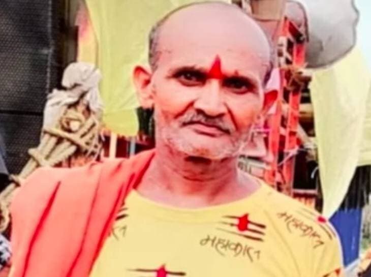 *शाहजहांपुर में बाप-बेटे की करंट से मौत:* खेत पर लगा रहे थे झटका मशीन, खंभे से जोड़ते ही हादसा; बेटे-पति की मौत के बाद पत्नी बदहवास, थाना कांट क्षेत्र के इंदेपुर में हुआ हादसा।