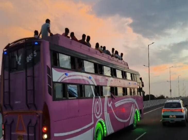 *शाहजहांपुर में 75 सीटर बस की छत पर बैठाए यात्री:* पुवायां में वायरल हुआ वीडियो, अंदर जगह नहीं मिली तो छत पर बैठाकर दौड़ाई बस।