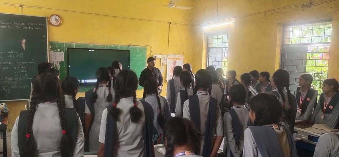 🏫 शिक्षा व्यवस्था की गुणवत्ता और व्यवस्थाओं का निरीक्षण
मुख्यमंत्री जन-विश्वास अभियान-2026 के तहत कलेक्टर डॉ. योगेश तुकाराम भरसट के निर्देशानुसार सहायक संचालक पिछड़ा वर्ग एवं अल्पसंख्यक कल्याण विभाग के श्री रविपाल मोरी द्वारा शासकीय कन्या उच्चतर माध्यमिक विद्यालय, पारा का निरीक्षण किया गया।
निरीक्षण के दौरान विद्यालय में शैक्षणिक व्यवस्थाओं, विद्यार्थियों की उपस्थिति एवं शासन की योजनाओं के क्रियान्वयन की जानकारी ली गई तथा आवश्यक व्यवस्थाओं को बेहतर बनाने के संबंध में निर्देश दिए गए।
Jansampark Madhya Pradesh CM Madhya Pradesh Indore Commissioner General Administration Department, MP #Jhabua #JansamparkMP