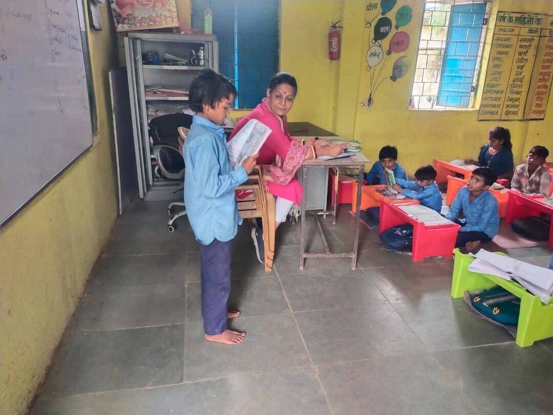 मुख्यमंत्री जन-विश्वास अभियान-2026 के तहत कलेक्टर डॉ. योगेश तुकाराम भरसट के निर्देशानुसार सहायक आयुक्त, जनजातीय कार्य विभाग श्रीमती सुप्रिया बिसेन ने विभिन्न विद्यालयों का निरीक्षण किया।
निरीक्षण के दौरान शैक्षणिक व्यवस्थाओं, विद्यार्थियों की उपस्थिति एवं शासन की योजनाओं के क्रियान्वयन की जानकारी ली गई तथा आवश्यक दिशा-निर्देश दिए गए।
Jansampark Madhya Pradesh CM Madhya Pradesh Indore Commissioner Department of Tribal Welfare, Madhya Pradesh #Jhabua #JansamparkMP