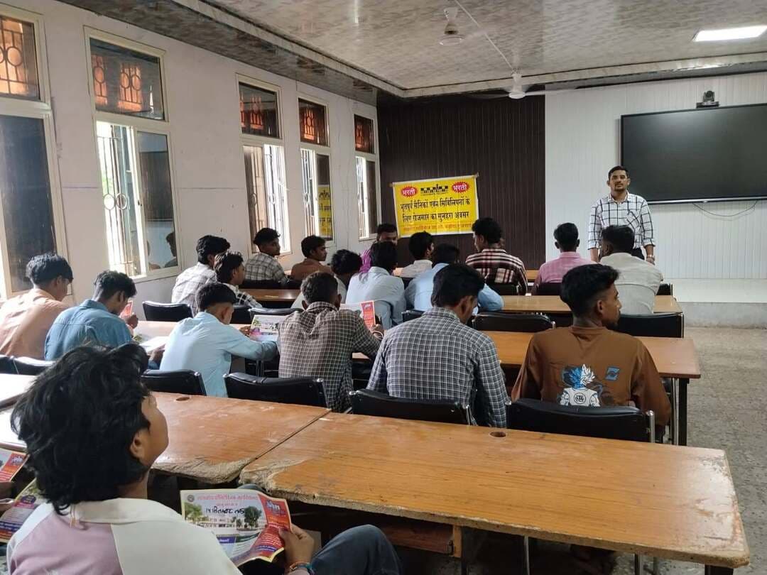 युवा संगम में 63 अभ्यर्थियों का प्रारंभिक चयन
रोजगार, स्वरोजगार एवं अप्रेंटिसशिप मेले में 107 युवाओं ने कराया पंजीयन
मध्यप्रदेश शासन के तकनीकी शिक्षा, कौशल विकास एवं रोजगार विभाग तथा सूक्ष्म, लघु एवं मध्यम उद्यम विभाग के निर्देशानुसार जिला प्रशासन के मार्गदर्शन में शासकीय पॉलिटेक्निक महाविद्यालय, झाबुआ में 02 सितम्बर 2026 को संयुक्त रूप से “युवा संगम” कार्यक्रम के अंतर्गत रोजगार, स्वरोजगार एवं अप्रेंटिसशिप मेले का आयोजन किया गया।
युवा संगम में जिले के युवाओं ने उत्साहपूर्वक सहभागिता की। मेले में रोजगार एवं अप्रेंटिसशिप के अवसर प्राप्त करने के लिए कुल 107 अभ्यर्थियों ने पंजीयन कराया, जिनमें से विभिन्न निजी क्षेत्र की कंपनियों के प्रतिनिधियों द्वारा साक्षात्कार एवं आवश्यक प्रक्रिया के उपरांत 63 अभ्यर्थियों का प्रारंभिक चयन किया गया।
मेले में चेकमेट सिक्योरिटी सर्विसेज, बड़ौदा (गुजरात), टाटा मोटर्स, अहमदाबाद (गुजरात), भारतीय जीवन बीमा निगम, झाबुआ तथा एडीएस फाउंडेशन, दाहोद (गुजरात) के भर्ती अधिकारियों ने भाग लेकर अभ्यर्थियों से संवाद किया और रोजगार के उपलब्ध अवसरों के संबंध में जानकारी दी।
कार्यक्रम के दौरान उपस्थित युवाओं को शासन द्वारा संचालित विभिन्न हितग्राहीमूलक एवं स्वरोजगार योजनाओं की जानकारी भी प्रदान की गई, ताकि युवा रोजगार प्राप्त करने के साथ-साथ स्वरोजगार स्थापित कर आत्मनिर्भर बनने की दिशा में भी आगे बढ़ सकें।
इस अवसर पर आईटीआई, शासकीय पॉलिटेक्निक महाविद्यालय, जिला व्यापार एवं उद्योग केंद्र, पशुपालन विभाग सहित संबंधित विभागों के अधिकारी-कर्मचारी उपस्थित रहे।
Jansampark Madhya Pradesh CM Madhya Pradesh Indore Commissioner Department of Skill Development, Madhya Pradesh #Jhabua #JansamparkMP