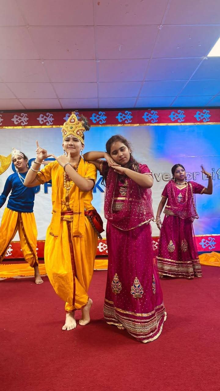 *जीडी गोयनका इंटरनेशनल स्कूल में धूमधाम से मनाई गई जन्माष्टमी*
जीडी गोयनका इंटरनेशनल स्कूल में भगवान श्रीकृष्ण के जन्मोत्सव जन्माष्टमी के पावन अवसर पर भव्य एवं रंगारंग कार्यक्रम का आयोजन किया गया। विद्यार्थियों ने पूरे उत्साह और उमंग के साथ दही-हांडी गतिविधि, कृष्ण-राधा नृत्य, भजन एवं कृष्ण भक्ति गीतों की मनमोहक प्रस्तुतियाँ दीं।
नन्हे-मुन्ने विद्यार्थियों ने श्रीकृष्ण एवं राधा की वेशभूषा में सुंदर नृत्य प्रस्तुत कर सभी का मन मोह लिया। मधुर भजनों और कृष्ण गीतों से विद्यालय परिसर कृष्णमय हो उठा। विद्यार्थियों की मनमोहक कृष्ण लीला प्रस्तुतियों ने समारोह में भक्ति और उल्लास का अद्भुत रंग भर दिया।
समारोह का विशेष आकर्षण इंटर-हाउस दही-हांडी प्रतियोगिता रही, जिसमें विभिन्न हाउस के विद्यार्थियों ने पूरे जोश, उत्साह और टीम भावना के साथ भाग लिया। विद्यार्थियों ने सामूहिक प्रयास, सहयोग, संतुलन और बेहतरीन तालमेल का शानदार प्रदर्शन करते हुए दही-हांडी फोड़ने के लिए अपना सर्वश्रेष्ठ प्रदर्शन किया। इस रोमांचक प्रतियोगिता में तेरेसा हाउस ने शानदार प्रदर्शन करते हुए प्रथम स्थान प्राप्त किया और विजेता का खिताब अपने नाम किया। 🏆🎉
रंग-बिरंगी वेशभूषा, मधुर संगीत, मनमोहक नृत्य और भक्तिमय वातावरण ने समारोह को यादगार बना दिया। विद्यार्थियों ने भगवान श्रीकृष्ण के जीवन एवं उनकी शिक्षाओं से प्रेरणा लेते हुए प्रेम, मित्रता, सत्य और सद्भावना का संदेश दिया।
विद्यालय के निदेशक श्री विक्रांत मायना एवं श्रीमती सान्या मायना, सह निदेशक डॉ. अमन अग्रवाल, प्रिंसिपल डॉ. श्रुति शर्मा एवं हेडमिस्ट्रेस श्रीमती अनामिका बलहारा ने विद्यार्थियों एवं स्टाफ को जन्माष्टमी की शुभकामनाएँ दीं तथा शानदार प्रस्तुतियों और विद्यार्थियों के उत्साह की सराहना की।
विद्यालय में आयोजित इस उत्सव ने विद्यार्थियों को भारतीय संस्कृति और परंपराओं से जोड़ने के साथ-साथ उनमें एकता, सहयोग, टीमवर्क, रचनात्मकता एवं सांस्कृतिक मूल्यों की भावना को भी सुदृढ़ किया।
पूरा विद्यालय परिसर “हाथी घोड़ा पालकी, जय कन्हैया लाल की!” और “जय श्री कृष्ण!” के जयघोष से गूंज उठा। 🦚🪈🙏