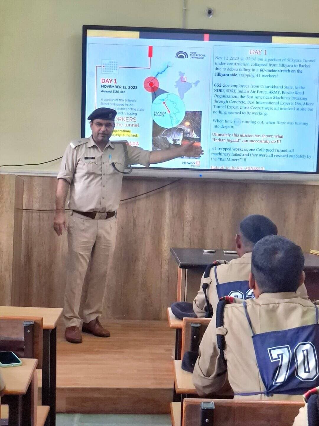 🚒🔥 अनुभवों से सीखते भविष्य के अग्निशमन द्वितीय अधिकारी
उप निदेशक तकनीकी, अग्निशमन एवं आपात सेवा उत्तराखण्ड, देहरादून श्री संदीप कुमार राणा महोदय द्वारा पुलिस संचार प्रशिक्षण केंद्र, धोरणखास, देहरादून में प्रचलित प्रशिक्षण के दौरान फायर सर्विस के नव नियुक्त अग्निशमन द्वितीय अधिकारी/प्रशिक्षुओं को व्यावहारिक प्रशिक्षण प्रदान किया गया। इस दौरान Silkyara Rescue Tunnel एवं विभिन्न अग्नि घटनाओं की केस स्टडी के माध्यम से महत्वपूर्ण जानकारी दी गई तथा रेस्क्यू अभियानों से जुड़े अनुभव साझा करते हुए आपात परिस्थितियों में बेहतर रणनीति, त्वरित निर्णय एवं प्रभावी बचाव कार्यों के लिए प्रशिक्षुओं का मार्गदर्शन किया गया। 👨🚒🧯🔥
#uttarakhandfireservice
#firetraing
#traning
#safteyfirst
