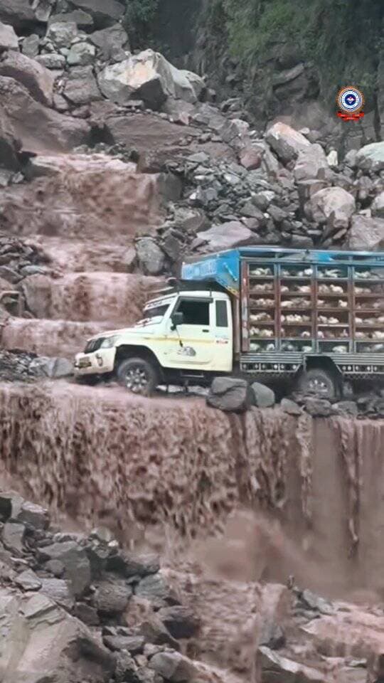 ये तो पार हो गए, मगर आप ध्यान रखें!
बारिश के दौरान पहाड़ी रास्तों पर पत्थरों और मलबे के गिरने की संभावना बहुत ज्यादा होती है। गंतव्य पर देर से पहुँचना जान गंवाने से बेहतर है। अपनी और दूसरों की सुरक्षा को प्राथमिकता दें।
#MonsoonSafety #DriveSafeStaySafe
#LandslideWarning #MountainDriving
#SafetyFirst