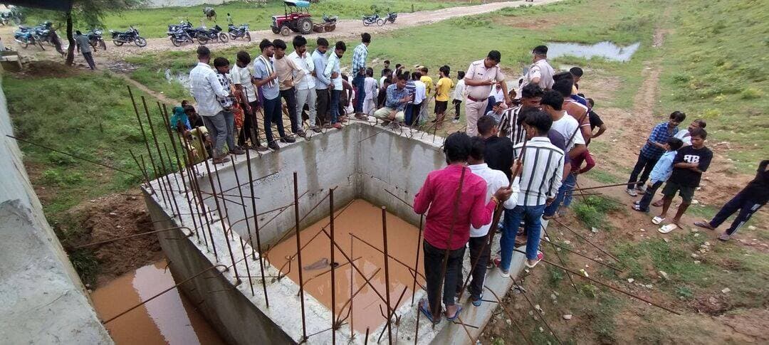 सूरजपुरा गांव के पास रेलवे द्वारा बनाए खुले टैंक में मिला किशोर का शव
कल से गायब था किशोर
पुलिस ने शव को निकाल रखवाया अस्पताल की मोर्चरी में
पुलिस कर रही है मामले की जांच
<nis:link nis:type=tag nis:id=dholpurnews nis:value=DholpurNews nis:enabled=true nis:link/> <nis:link nis:type=tag nis:id=highlightseveryone nis:value=highlightseveryone nis:enabled=true nis:link/> <nis:link nis:type=tag nis:id=highlights nis:value=highlights nis:enabled=true nis:link/> <nis:link nis:type=tag nis:id=follower nis:value=follower nis:enabled=true nis:link/> <nis:link nis:type=tag nis:id=followerseveryone nis:value=followerseveryone nis:enabled=true nis:link/>