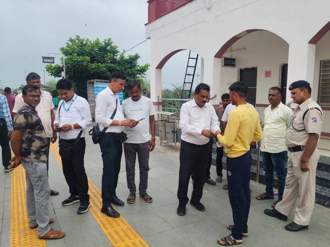 सोगरिया स्टेशन पर ‘किलाबंदी’ टिकट जांच में 33 मामले, ₹20,960 किराया एवं जुर्माना लिया गया
दस घंटे चला सघन अभियान, 07 ट्रेनों के यात्रियों के टिकटों की हुई जांच
कोटा। बिना टिकट एवं अनियमित यात्रा पर अंकुश लगाने के लिए कोटा मंडल के सोगरिया रेलवे स्टेशन पर गुरुवार को वाणिज्य विभाग एवं रेलवे सुरक्षा बल द्वारा संयुक्त रूप से ‘किलाबंदी’ टिकट जांच अभियान चलाया गया। प्रातः 08:00 बजे से शाम 06:00 बजे तक चले इस अभियान में 07 ट्रेनों के यात्रियों के टिकटों की सघन जांच की गई। इस दौरान कुल 33 मामले पकड़े गए, जिनसे नियमानुसार ₹20,960 किराया एवं जुर्माना लिया गया।
वरिष्ठ मंडल वाणिज्य प्रबंधक श्री सौरभ जैन ने बताया कि अभियान मुख्य टिकट निरीक्षक श्री अजय शर्मा के नेतृत्व में चलाया गया। टिकट जांच दल में श्री अतुल जैन, श्री अश्विनी कुमार, श्री जितेन्द्र मीणा, श्री हरिसिंह मीणा, श्री विष्णु कुमारी एवं श्री हरिगोपाल मीणा सहित कुल 07 टिकट चेकिंग स्टाफ शामिल रहे। रेलवे सुरक्षा बल के 03 कर्मियों ने भी अभियान में सहयोग किया।
किलाबंदी अभियान के दौरान स्टेशन के निकास मार्गों पर विशेष निगरानी रखी गई, ताकि कोई भी यात्री बिना टिकट जांच के स्टेशन से बाहर न निकल सके। जांच के साथ ही यात्रियों को उचित टिकट लेकर यात्रा करने और रेलवे नियमों का पालन करने के प्रति जागरूक किया गया।
रेल प्रशासन ने यात्रियों से अपील की है कि वे यात्रा प्रारंभ करने से पूर्व उचित एवं वैध टिकट अवश्य लें तथा टिकट जांच के दौरान रेलवे कर्मचारियों का सहयोग करें