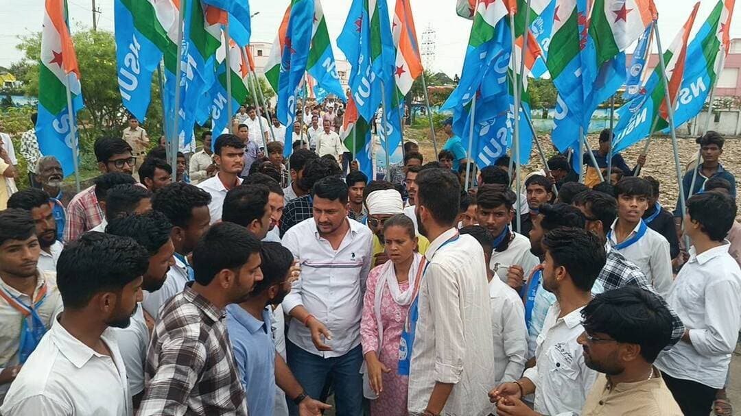 एनएसयूआई द्वारा आज विरोध प्रदर्शन कर कलेक्टर कार्यालय का घेराव किया गया , प्रदेश अध्यक्ष आशुतोष चौकसे भी प्रदर्शन में पहुंचे,इस दौरान मुख्यमंत्री और गृहमंत्री अमित शाह का पुतला जलाने का प्रयास किया गया।