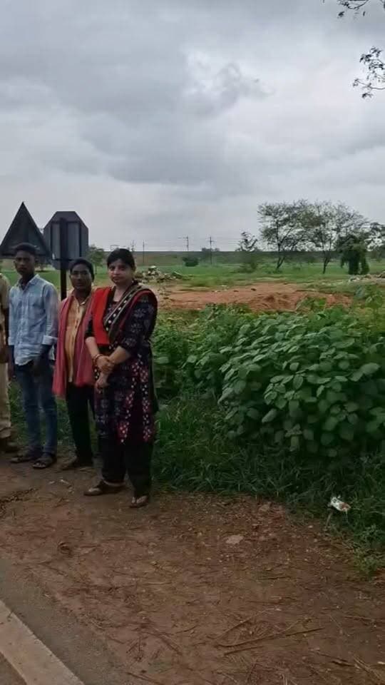 ମନମୁଣ୍ଡା ପୋଲିସ ଦ୍ୱାରା ୬ କେଜିରୁ ଊର୍ଦ୍ଧ୍ୱ ଗଞ୍ଜେଇ ସହ କାର୍ ଜବତ, ଅଭିଯୁକ୍ତ ଗିରଫ!
ମନମୁଣ୍ଡା, ଦେଉଳି, କପାଶିରା ଓ ଯୋଗୀନ୍ଦ୍ରପୁର ଅଞ୍ଚଳରେ ପେଟ୍ରୋଲିଂ ସମୟରେ ମନମୁଣ୍ଡା ଥାନା ପୋଲିସକୁ ମିଳିଛି ବଡ଼ ସଫଳତା। SH-41 କପାଶିରା ଛକ ନିକଟରେ OD-07-AC-2738 ନମ୍ବର ବିଶିଷ୍ଟ ଗୋଟିଏ କଳା ରଙ୍ଗର ହୁଣ୍ଡାଇ ଭେନ୍ୟୁ (Venue) କାର୍କୁ ଅଟକାଇ ତଲାସି ନିଆଯାଇଥିଲା।
ତଲାସି ସମୟରେ ଗାଡ଼ି ଭିତରୁ ଗଞ୍ଜେଇ ଭର୍ତ୍ତି ଜରି ବସ୍ତା ଜବତ ହୋଇଛି। ଘଟଣାସ୍ଥଳରେ ଏକ୍ସଜୁକୁଟିଭ ମାଜିଷ୍ଟ୍ରେଟ୍ ଓ ସାକ୍ଷୀମାନଙ୍କ ଉପସ୍ଥିତିରେ ଓଜନ କରାଯିବାରୁ ବସ୍ତା ସହ ମୋଟ ୦୬ କେଜି ୧୦୦ ଗ୍ରାମ ଗଞ୍ଜେଇ ବାହାରିଥିଲା।
ଅଭିଯୁକ୍ତର ପରିଚୟ:
ନାମ: ଅଂଶୁମାନ ପଟ୍ଟନାୟକ (୩୪)
ପିତା: ସରୋଜ କୁମାର ପଟ୍ଟନାୟକ
ଠିକଣା: ଅରବିନ୍ଦ ନଗର ୧ଷ୍ଟ ଲେନ୍, ବୁଗୁଡା, ଜିଲ୍ଲା- ଗଞ୍ଜାମ
ଗଞ୍ଜେଇ ପରିବହନ ନେଇ କୌଣସି ବୈଧ କାଗଜପତ୍ର ଦେଖାଇ ନପାରିବାରୁ ପୋଲିସ ଉକ୍ତ ଗଞ୍ଜେଇ, ହୁଣ୍ଡାଇ ଭେନ୍ୟୁ କାର୍ ଓ ଗୋଟିଏ ମୋବାଇଲ୍ ଫୋନ୍ ଜବତ କରିବା ସହ ଅଭିଯୁକ୍ତ ବିରୋଧରେ ମାମଲା ରୁଜୁ କରି ଅଧିକ ତଦନ୍ତ ଜାରି ରଖିଛି।
#BoudhNews #ManamundaPolice #GanjaSeized #OdishaCrimeNews #BoudhPolice #CrimeUpdate