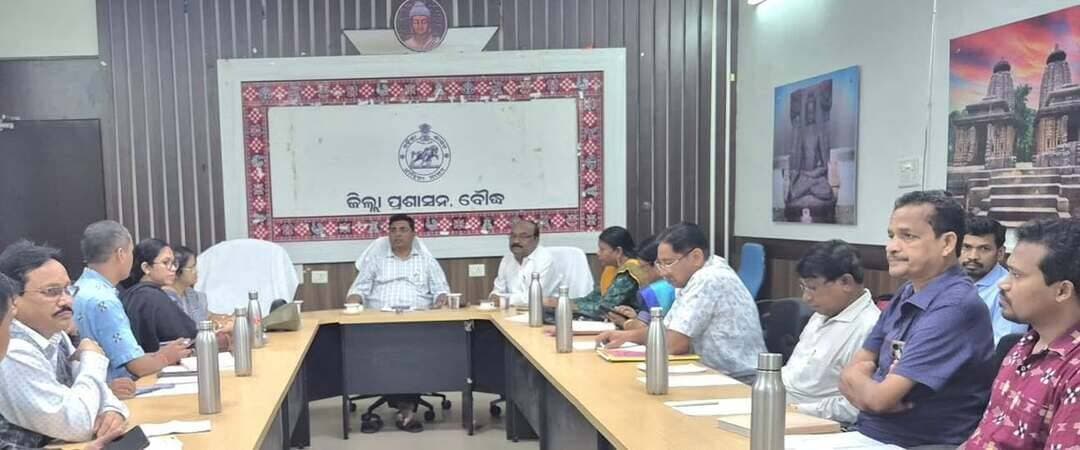 ବୌଦ୍ଧରେ ଆୟୋଜିତ ହେବାକୁ ଯାଉଛି “ଆମ ଖାଦ୍ୟ ଆମ ସଂସ୍କୃତି – ପ୍ଲାଷ୍ଟିକ୍ ମୁକ୍ତ ଖାଦ୍ୟ ମହୋତ୍ସବ”
ଆଜି ଜିଲ୍ଲାପାଳଙ୍କ କାର୍ଯ୍ୟାଳୟସ୍ଥିତ ମିନି କନଫରେନ୍ସ ହଲ୍ରେ ଜିଲ୍ଲାପାଳ ବିଭୁତି ଭୂଷଣ ନାୟକଙ୍କ ଅଧ୍ୟକ୍ଷତାରେ ଏକ ପ୍ରସ୍ତୁତି ବୈଠକ ଅନୁଷ୍ଠିତ ହୋଇଯାଇଛି।
ମୁଖ୍ୟ ଆକର୍ଷଣ ଓ ବିବରଣୀ:
ତାରିଖ: ୧୧ ସେପ୍ଟେମ୍ବର
ସ୍ଥାନ: କଲ୍ୟାଣ ମଣ୍ଡପ, ମର୍ଜାକୁଦ (ବୌଦ୍ଧ)
ଆୟୋଜକ: ରାଜ୍ୟ ପ୍ରଦୂଷଣ ନିୟନ୍ତ୍ରଣ ବୋର୍ଡ (ଆଞ୍ଚଳିକ କାର୍ଯ୍ୟାଳୟ, ବଲାଙ୍ଗୀର)
ସ୍ଥାନୀୟ ଖାଦ୍ୟ ଓ ସଂସ୍କୃତି: ଜିଲ୍ଲାର ପାରମ୍ପରିକ ଓ ଦେଶୀ ଖାଦ୍ୟ ସାମଗ୍ରୀର ପ୍ରଦର୍ଶନ।
ମହିଳା ସଶକ୍ତିକରଣ: ସ୍ୱୟଂ ସହାୟକ ଗୋଷ୍ଠୀ (SHG) ର ସଦସ୍ୟାମାନଙ୍କ ଦ୍ୱାରା ବିଭିନ୍ନ ସ୍ୱାଦିଷ୍ଟ ଖାଦ୍ୟ ଷ୍ଟଲ୍।
ଶ୍ରେଷ୍ଠ ଷ୍ଟଲ୍କୁ ପୁରସ୍କାର: ଉତ୍କୃଷ୍ଟ ଖାଦ୍ୟ, ଗୁଣବତ୍ତା ଓ ଉପସ୍ଥାପନା ପାଇଁ ଶ୍ରେଷ୍ଠ ୩ଟି SHG ଗୋଷ୍ଠୀଙ୍କୁ ସମ୍ମାନିତ କରାଯିବ।
୧୦୦% ପ୍ଲାଷ୍ଟିକ୍ ମୁକ୍ତ: ଏକକ ବ୍ୟବହାରଯୋଗ୍ୟ ପ୍ଲାଷ୍ଟିକ୍ ବଦଳରେ ସମ୍ପୂର୍ଣ୍ଣ ପରିବେଶ ଅନୁକୂଳ (Eco-friendly) ସାମଗ୍ରୀର ବ୍ୟବହାର।
ଏହି ବୈଠକରେ ଆଞ୍ଚଳିକ ପ୍ରଦୂଷଣ ନିୟନ୍ତ୍ରଣ ଅଧିକାରୀ ଇଞ୍ଜିନିୟର ବବିତା ସିଂହ, ଅତିରିକ୍ତ ଜିଲ୍ଲାପାଳ ଅନିରୁଦ୍ଧ ପ୍ରଧାନ, ଉପଜିଲ୍ଲାପାଳ ବିନୟ କୁମାର ଭୋଇଙ୍କ ସମେତ ଜିଲ୍ଲାସ୍ତରୀୟ ଅଧିକାରୀମାନେ ଉପସ୍ଥିତ ରହି କାର୍ଯ୍ୟସୂଚୀ ଓ ଦାୟିତ୍ୱ ବଣ୍ଟନ ଉପରେ ଆଲୋଚନା କରିଥିଲେ।
ଆସନ୍ତୁ, ଆମର ସମୃଦ୍ଧ ପାରମ୍ପରିକ ଖାଦ୍ୟକୁ ଆପଣାଇବା ଏବଂ ପରିବେଶ ସୁରକ୍ଷା ପାଇଁ ପ୍ଲାଷ୍ଟିକ୍କୁ 'ନା' କହିବା!
#BoudhNews #AamaKhadyaAamaSanskruti #PlasticFreeFoodFestival #BoudhDistrict #EcoFriendly #WomenEmpowerment #MissionShakti #OdishaCulture #greenboudh