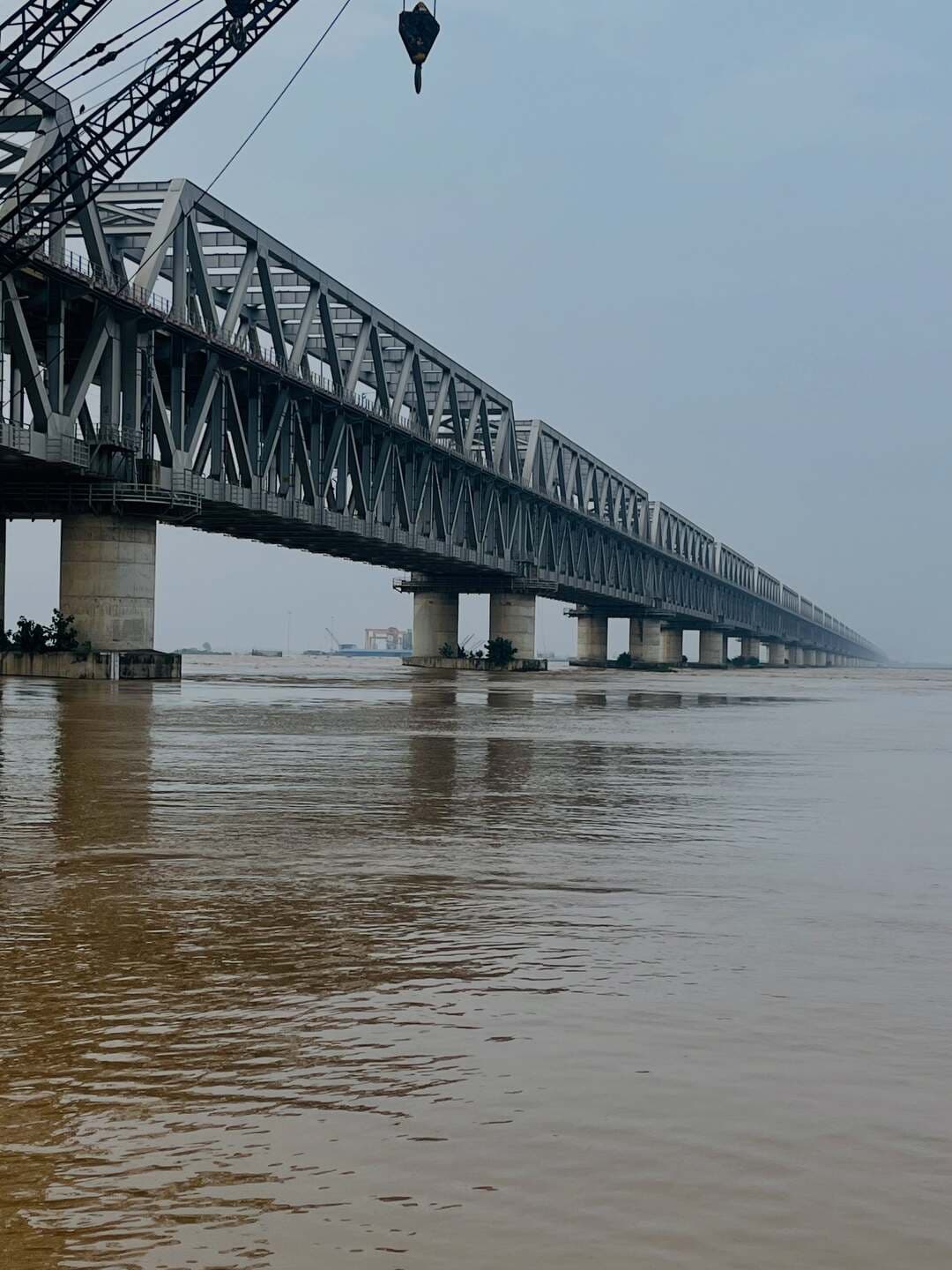 Patna mein Ganga ka badhta jalstar—ek powerful aur concerning view. 🌊
These monsoon scenes show the rising water level of the Ganga River in Patna, Bihar. Nature looks beautiful, but safety should always come first.
Kya aapne Patna ka yeh roop pehle dekha hai? Comment below. 👇
#Patna #Bihar #GangaRiver #PatnaFlood #patna_beauty_