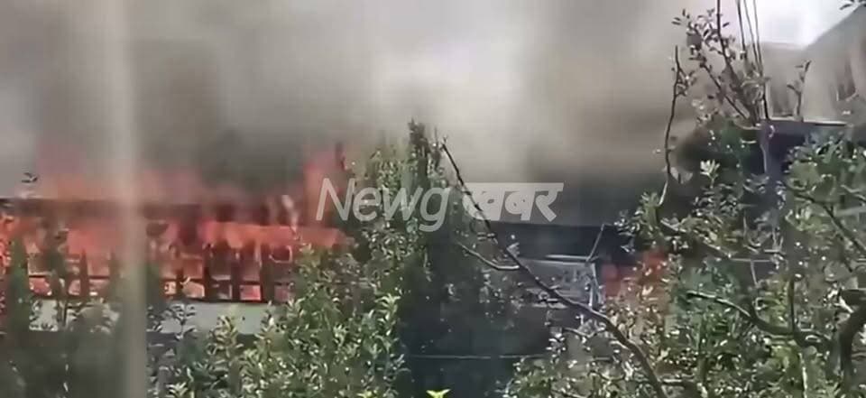 जुब्बल के चमारू गांव में भीषण अग्निकांड, दो मकान जलकर राख
दो परिवारों को लाखों का नुकसान, गनीमत रही नहीं हुई कोई जनहानि