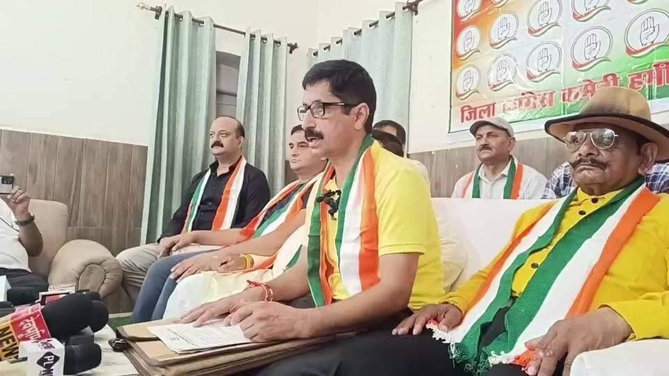 जिला कांग्रेस कमेटी के अध्यक्ष सुमन भारती शर्मा जिला कार्यकारिणी की घोषणा करते हुए