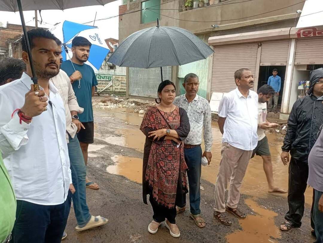 पोड़ा नाला से सिंहपुर रोड तक के गड्ढे दो दिन में भरे, कार्यों में गति लाए- सीएमओ
...
सीएमओ ने किया निरीक्षण, कहा कार्याें में लापरवाही बर्दाश्त नहीं
....
शहर की प्रमुख सड़कों के निर्माण एवं मरम्मत कार्यों में तेजी लाने के उद्देश्य से मुख्य नगर पालिका अधिकारी श्रीमती आशा जितेंद्र भंडारी ने गुरुवार को विभिन्न मार्गों का मैदानी निरीक्षण किया। निरीक्षण के दौरान उन्होंने सड़क की स्थिति, निर्माण कार्य की प्रगति एवं नागरिकों की समस्याओं का जायजा लेते हुए संबंधित अधिकारियों एवं ठेकेदारों को आवश्यक दिशा-निर्देश दिए।
सीएमओ ने इंदिरा चौक से सिंहपुर रोड स्थित पोन्डा नाला तक सड़क का निरीक्षण किया। इस दौरान उन्होंने मार्ग पर जगह-जगह बने गड्ढों एवं क्षतिग्रस्त हिस्सों की स्थिति देखी। उन्होंने उपयंत्री शरद द्विवेदी को निर्देश दिए कि दो दिवस के भीतर गड्ढों का भराव एवं आवश्यक मरम्मत कार्य पूरा कराया जाए, ताकि वाहन चालकों एवं राहगीरों को आवागमन में परेशानी का सामना न करना पड़े।
इसके बाद सीएमओ ने इंदिरा चौक से न्यू बस स्टैंड तक निर्माणाधीन डॉ. श्यामा प्रसाद मुखर्जी रोड का एक किलोमीटर से अधिक दूरी तक पैदल चलकर निरीक्षण किया। उन्होंने सड़क निर्माण की प्रगति की जानकारी ली तथा निर्माण कार्य में बाधक बन रहे विद्युत पोलों की शिफ्टिंग का कार्य शीघ्र पूरा कराने के निर्देश संबंधित अधिकारियों एवं ठेकेदार को दिए। उन्होंने कहा कि पोल शिफ्टिंग का कार्य पूरा होते ही सड़क निर्माण कार्य में तेजी लाई जाए, ताकि मार्ग का निर्माण शीघ्र पूरा कर नागरिकों के लिए आवागमन सुगम बनाया जा सके।
निरीक्षण के दौरान सीएमओ ने सड़क किनारे दुकानों एवं मकानों के सामने पड़े निर्माण मलबे को तत्काल हटाने के निर्देश दिए। उन्होंने कहा कि निर्माण कार्य के दौरान नागरिकों के आवागमन में किसी प्रकार की परेशानी नहीं होनी चाहिए। इसके लिए आवश्यकतानुसार डायवर्सन की समुचित व्यवस्था सुनिश्चित करने के निर्देश भी दिए गए।
निरीक्षण के दौरान स्थानीय व्यापारियों एवं नागरिकों ने सीएमओ को सड़क निर्माण एवं आवागमन से संबंधित विभिन्न समस्याओं से अवगत कराया। सीएमओ ने उनकी समस्याओं को गंभीरता से सुनते हुए संबंधित अधिकारियों को आवश्यक कार्रवाई के निर्देश दिए तथा समस्याओं के शीघ्र निराकरण का आश्वासन दिया।
मुख्य नगर पालिका अधिकारी श्रीमती आशा जितेंद्र भंडारी ने सभी उपयंत्रियों को निर्देशित किया कि सड़क निर्माण एवं मरम्मत कार्य के दौरान वे नियमित रूप से मौके पर उपस्थित रहकर कार्य की प्रगति की निगरानी करें। उन्होंने ठेकेदारों को निर्देश दिए कि निर्माण एवं मरम्मत कार्यों में अनावश्यक विलंब न किया जाए तथा निर्धारित समय-सीमा में गुणवत्तापूर्ण कार्य पूर्ण किया जाए।
निरीक्षण के दौरान उपयंत्री एस.एस. तोमर, पुनीत त्रिपाठी, शरद द्विवेदी, अरुण तिवारी, विद्युत विभाग से रंजीत खैरवार सहित संबंधित ठेकेदार, व्यापारी एवं स्थानीय नागरिक उपस्थित रहे।
#shahdol #शहडोल