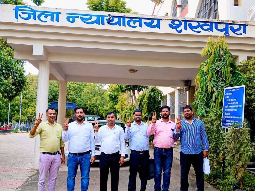 व्यवहार न्यायालय कर्मचारियों के लिए बड़ी खबर, प्रोन्नति की राह हुई आसान।
शेखपुरा न्यायालय में कर्मचारियों ने जताई खुशी।
बिहार के व्यवहार न्यायालयों में कार्यरत कर्मचारियों की लंबे समय से चली आ रही प्रोन्नति की मांग को लेकर एक महत्वपूर्ण कदम सामने आया है। उच्चवर्गीय लिपिक (ग्रेड-III) के 7527 स्वीकृत पदों के पुनर्गठन को मंजूरी दी गई है। इसके तहत 1478 पद ग्रेड-II और 1098 पद ग्रेड-I में उत्क्रमित किए गए हैं, जबकि 4951 पद ग्रेड-III में रहेंगे।
इस फैसले की जानकारी मिलने के बाद शेखपुरा जिला न्यायालय परिसर में कर्मचारियों के बीच खुशी का माहौल देखा गया। कर्मचारियों ने इसे लंबे समय से जारी प्रयासों और संगठन की एकजुटता का सकारात्मक परिणाम बताया।
बिहार राज्य व्यवहार न्यायालय कर्मचारी संघ के प्रदेश संगठन सचिव सह जिला इकाई मीडिया प्रभारी अजीत कुमार ने इस निर्णय का स्वागत करते हुए कहा कि यह कर्मचारियों के लंबे संघर्ष, धैर्य और एकता की महत्वपूर्ण उपलब्धि है। उन्होंने माननीय पटना उच्च न्यायालय एवं बिहार सरकार के प्रति आभार व्यक्त किया।
अजीत कुमार ने उम्मीद जताई कि अब पदों के पुनर्गठन के बाद प्रोन्नति की प्रक्रिया भी जल्द पूरी होगी, जिससे वर्षों से प्रोन्नति की प्रतीक्षा कर रहे कर्मचारियों को इसका लाभ मिल सकेगा।
कर्मचारियों के बीच इस फैसले को लेकर उत्साह है और सभी की नजर अब आगे होने वाली प्रोन्नति प्रक्रिया पर टिकी है।