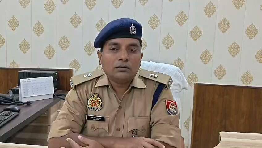 *सादर अवगत कराना है, आज दिनांक 03.09.2026 को प्रातः लगभग 06.00 बजे एक ट्रक चालक द्वारा जबरदस्ती ट्रक को थाना नरही की तरफ आने के लिए प्रयास कर रहा था, जिसे पिकेट ड्यूटी पर लगे पुलिसकर्मियों के द्वारा उसे रोके जाने पर उसके द्वारा पुलिस कर्मियों से अभद्रता की गई, जिस सम्बन्ध में थाना स्थानीय पर सुसंगत धाराओं में अभियोग पंजीकृत व अन्य विधिक कार्यवाही की जा रही है, पूर्व में जाम से की समस्या को देखते हुए उच्चाधिकारीगण द्वारा यह व्यवस्था बनाई गई थी, कि भरौली से नरही/चितबड़ागांव की तरफ से बालू की ट्रक रोककर कोरण्टाडीह की तरफ भेजा जाता है, इस सम्बन्ध में अपर पुलिस अधीक्षक दक्षिणी श्री संजय वर्मा की वीडियो बाइट-👇*