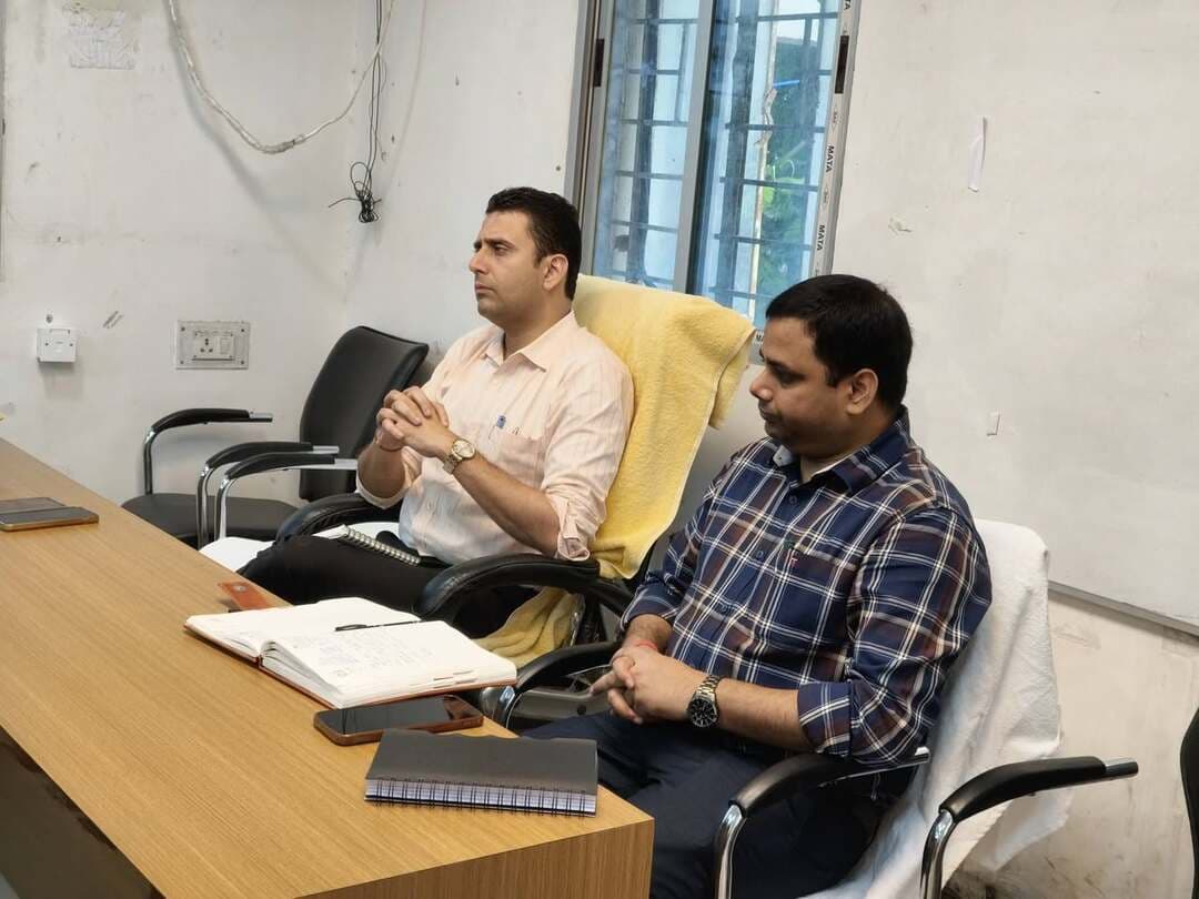 जिला पदाधिकारी बेगूसराय श्री रिची पाण्डेय द्वारा चेरियाबरियारपुर प्रखंड कार्यालय में समीक्षा बैठक आयोजित की गई।
बैठक में सभी प्रखंड स्तरीय पदाधिकारी, संबंधित विभागों के कर्मी एवं जनप्रतिनिधि उपस्थित थे।
बैठक के दौरान विभिन्न विभागों की कार्यप्रगति, जनकल्याणकारी योजनाओं के क्रियान्वयन तथा आमजनों से संबंधित मामलों की समीक्षा करते हुए जिला पदाधिकारी ने कई आवश्यक निर्देश दिए।
@iprdbihar
#Begusarai