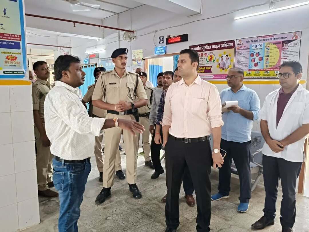 जिला पदाधिकारी बेगूसराय श्री रिची पाण्डेय द्वारा मंझौल अनुमंडल अस्पताल का औचक निरीक्षण किया गया।
उन्होंने अस्पताल में उपलब्ध स्वास्थ्य सुविधाओं, मरीजों को प्रदान की जा रही सेवाओं, दवाओं की उपलब्धता, साफ-सफाई एवं अन्य व्यवस्थाओं का जायजा लिया। अस्पताल के प्रभारी से आवश्यक दवाओं की उपलब्धता की जानकारी लेते हुए मरीजों को आवश्यकता के अनुरूप दवाएं एवं स्वास्थ्य सेवाएं समय पर उपलब्ध कराने का निर्देश दिया गया।
IPRD Bihar
Bihar Health Department
#begusarai