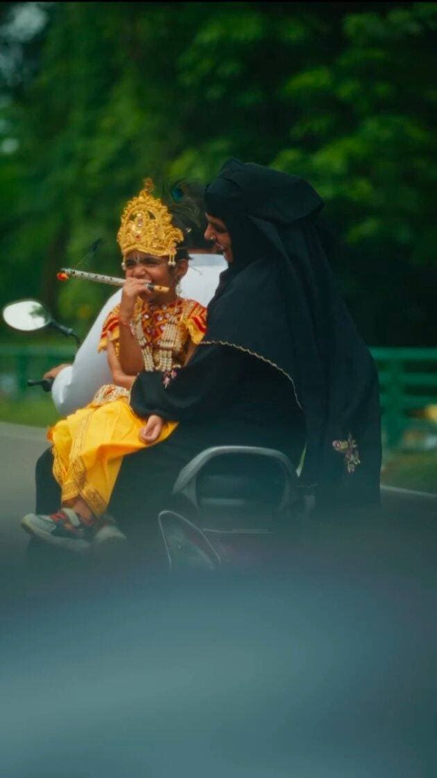 मिजाज ए हिन्दुस्तान कितना आला है ,
बुर्के में खाला और गोद में नन्दलाला है।।
हैप्पी जन्माष्टमी