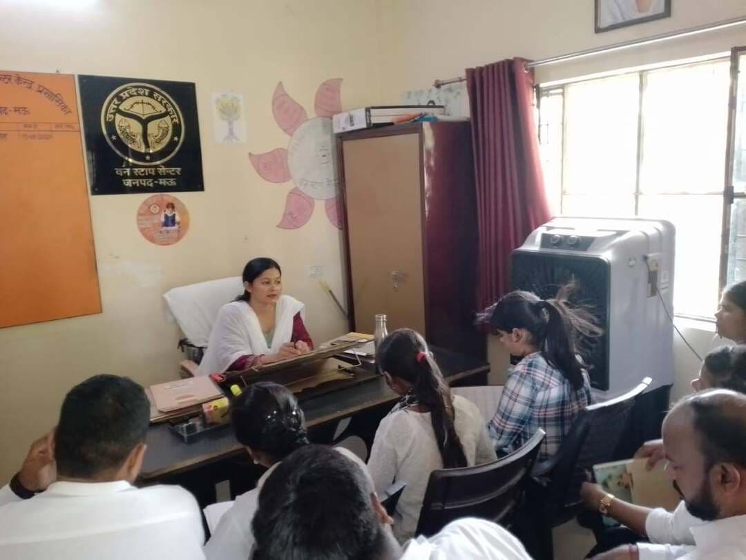 संकटग्रस्त महिलाओं के लिए सहारा बना वन स्टॉप सेंटर
परदहां ब्लॉक कैंपस स्थित केंद्र पर महिलाओं को मिलती है एकीकृत सहायता
वन स्टॉप सेंटर, महिलाओं की सुरक्षा, सहायता एवं सम्मान के लिए समर्पित
वन स्टॉप सेंटर परदहां केंद्र प्रबंधक संध्या सिंह ने बताया कि महिलाओं के प्रति हिंसा, उत्पीड़न एवं संकटपूर्ण परिस्थितियों में सहायता एवं संरक्षण उपलब्ध कराने के उद्देश्य से परदहां ब्लॉक कैंपस, मऊ स्थित वन स्टॉप सेंटर महत्वपूर्ण भूमिका निभा रहा है। केंद्र के माध्यम से संकटग्रस्त एवं हिंसा से प्रभावित महिलाओं को उनकी आवश्यकता के अनुसार विभिन्न सेवाओं से जोड़ते हुए सहायता एवं संरक्षण उपलब्ध कराया जा रहा है।
वन स्टॉप सेंटर द्वारा महिलाओं को पुलिस सहायता, चिकित्सा सहायता, कानूनी परामर्श, मनोसामाजिक परामर्श तथा आवश्यकता के अनुसार अस्थायी संरक्षण जैसी सुविधाएं उपलब्ध कराने के लिए संबंधित विभागों एवं संस्थाओं से समन्वय स्थापित किया जाता है।
घरेलू हिंसा, शारीरिक एवं मानसिक उत्पीड़न, यौन हिंसा अथवा अन्य किसी संकटपूर्ण परिस्थिति का सामना कर रही महिलाएं वन स्टॉप सेंटर से संपर्क कर सहायता प्राप्त कर सकती हैं। केंद्र का उद्देश्य महिलाओं को सुरक्षित वातावरण उपलब्ध कराने के साथ ही उन्हें यह विश्वास दिलाना है कि संकट की स्थिति में वे अकेली नहीं हैं तथा सहायता प्राप्त करना उनका अधिकार है।
जनसामान्य से अपील की गई है कि यदि उनके आसपास कोई महिला हिंसा अथवा उत्पीड़न का सामना कर रही हो तो उसे चुप रहने के लिए मजबूर करने के बजाय उचित सहायता प्राप्त करने के लिए प्रेरित करें।
संपर्क सूत्र:
महिला हेल्पलाइन–181 (24×7)
केंद्र प्रबंधक–9415149899
वन स्टॉप सेंटर, परदहां ब्लॉक कैंपस, मऊ—महिलाओं की सुरक्षा, सहायता एवं सम्मान के लिए समर्पित।