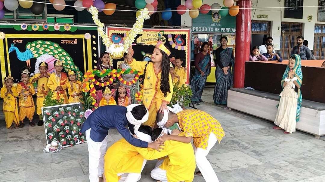🦚 पीबीआरपी एकेडमी दिबियापुर में धूमधाम से मनाया गया श्रीकृष्ण जन्माष्टमी महोत्सव 🙏💙
📍 दिबियापुर। पीबीआरपी एकेडमी, दिबियापुर में भगवान श्रीकृष्ण का जन्मोत्सव जन्माष्टमी बड़े ही हर्षोल्लास और धूमधाम के साथ मनाया गया। इस अवसर पर विद्यालय परिसर को फूलों और रंग-बिरंगे गुब्बारों से बेहद सुंदर ढंग से सजाया गया। 🌸🎈
🪔 कार्यक्रम का शुभारंभ विद्यालय के अध्यक्ष डॉ. ललित पांडे ने दीप प्रज्वलित कर किया। उन्होंने कहा कि जन्माष्टमी केवल त्योहार नहीं, बल्कि बुराई पर अच्छाई और धर्म की जीत का प्रतीक है। भगवान श्रीकृष्ण की शिक्षाएं आज भी बच्चों को सही मार्ग दिखाने में महत्वपूर्ण हैं।
🌺 विद्यालय के प्रबंधक इंजीनियर श्री दिनेश पांडे ने कहा कि श्रीकृष्ण का जीवन हमें प्रेम, एकता और सेवा भाव की सीख देता है। विद्यालय का उद्देश्य बच्चों को शिक्षा के साथ-साथ भारतीय संस्कृति एवं मूल्यों से जोड़ना भी है।
विद्यालय के डायरेक्टर मोहम्मद श्री असीम रुमी की गरिमामयी उपस्थिति रही। उन्होंने बच्चों के उत्साह और शानदार प्रस्तुतियों की सराहना की।
प्रधानाचार्य प्रशांत पुरवार ने विद्यार्थियों को बधाई देते हुए कहा कि भगवान कृष्ण के जीवन से प्रेरणा लेकर बच्चों को अपने जीवन में अनुशासन और निष्ठा को अपनाना चाहिए।
👑 नन्हे राधा-कृष्ण और गोपियों ने मोहा मन
उत्सव का मुख्य आकर्षण नन्हे-मुन्ने बच्चों की सांस्कृतिक प्रस्तुतियां रहीं। राधा, कृष्ण और गोपियों की वेशभूषा में सजे बच्चे बेहद मनमोहक नजर आए। वहीं मटकी फोड़ कार्यक्रम ने समारोह में रोमांच और उत्साह भर दिया। 🏺🦚
👏 कार्यक्रम के सफल आयोजन में उप प्रधानाचार्य श्री योगेंद्र सिंह एवं रिचा पोरवाल, दिव्या दिवाकर, अनामिका सविता, निशा कुमारी, निकिता पांडे, अनकना गोस्वामी सहित समस्त शिक्षकों का महत्वपूर्ण सहयोग रहा।
💙 नन्हे कान्हाओं की मासूमियत और बच्चों का उत्साह पूरे विद्यालय परिसर को कृष्णमय बना गया।
🙏 जय श्रीकृष्ण! राधे-राधे!
📲 दिबियापुर और औरैया जिले की हर महत्वपूर्ण खबर भरोसे के साथ पाने के लिए “दिबियापुर द लीजेंड” पेज को फॉलो जरूर करें।
#पीबीआरपी_एकेडमी #दिबियापुर #जन्माष्टमी #श्रीकृष्ण #राधाकृष्ण #मटकीफोड़ #औरैया #दिबियापुरदलीजेंड