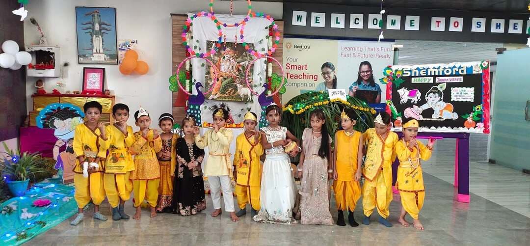 🦚 शेमफोर्ड में गूंजा ‘नंद के आनंद भयो’—राधा-कृष्ण की मनमोहक झांकी ने मोहा मन 🙏💙
📍 औरैया। “नंद के आनंद भयो, जय कन्हैया लाल की…” और “राधे-राधे” के जयघोष से गुरुवार को शेमफोर्ड फ्यूचरिस्टिक के-12 स्कूल, औरैया का परिसर कृष्णमय हो उठा। श्रीकृष्ण जन्माष्टमी के अवसर पर आयोजित भव्य समारोह में नन्हे विद्यार्थियों ने अपनी आकर्षक वेशभूषा, जीवंत अभिनय और शानदार सांस्कृतिक प्रस्तुतियों से सभी का मन मोह लिया। 🌸✨
👑 बाल गोपाल, राधा-कृष्ण, ग्वाल-बाल और गोपियों के रूप में सजे नन्हे कलाकार समारोह के मुख्य आकर्षण रहे। विद्यालय परिसर में बनाई गई भव्य श्रीकृष्ण झांकी में नंद भवन, गोकुल की संस्कृति और बाल कृष्ण की लीलाओं की सुंदर झलक देखने को मिली।
🎭 माखन चोरी से लेकर राधा-कृष्ण के प्रेम तक विद्यार्थियों ने कृष्ण की विभिन्न बाल लीलाओं और जीवन प्रसंगों पर आधारित मनमोहक नृत्य एवं सांस्कृतिक प्रस्तुतियां दीं। प्रस्तुतियों के माध्यम से विद्यार्थियों ने प्रेम, मित्रता, करुणा, साहस, सत्य, कर्तव्य और धर्मनिष्ठा जैसे जीवन-मूल्यों का संदेश भी दिया।
🙏 कार्यक्रम के दौरान “जय श्रीकृष्ण”, “राधे-राधे” और “नंद के आनंद भयो” के जयघोष से पूरा विद्यालय परिसर भक्तिमय हो गया।
🌺 विद्यालय प्रबंधन ने दिया संस्कारों का संदेश
विद्यालय के प्रबंधक श्री देवेंद्र गुप्ता ने सभी विद्यार्थियों एवं विद्यालय परिवार को जन्माष्टमी की शुभकामनाएं देते हुए कहा कि भारतीय पर्व हमारी संस्कृति, संस्कार, परंपरा और जीवन-मूल्यों के जीवंत प्रतीक हैं। उन्होंने विद्यार्थियों से भगवान श्रीकृष्ण के आदर्शों को जीवन में आत्मसात करने का आह्वान किया।
विद्यालय के प्रधानाचार्य डॉ. सौरव कश्यप ने कहा कि भारतीय त्योहार विद्यार्थियों को अपनी समृद्ध संस्कृति और गौरवशाली परंपराओं से जोड़ने का सशक्त माध्यम हैं। उन्होंने कहा कि शिक्षा का उद्देश्य केवल पुस्तकीय ज्ञान नहीं, बल्कि विद्यार्थियों में संस्कार, संस्कृति, संवेदनशीलता और मानवीय मूल्यों का विकास करना भी है।
कार्यक्रम की अध्यक्षता उप प्रधानाचार्य श्री आदित्य कुमार चौधरी ने की।
🎤 मंच का प्रभावशाली संचालन साची मैडम एवं कक्षा 9 की छात्रा पवानी ने किया।
🌸 समारोह को सफल एवं यादगार बनाने में दीप्ति सेठी, नेहा पुरवार, साक्षी गंगल, कीर्ति, अनामिका, साइमा, श्रद्धा, सुप्रिया, वर्षा, प्रिया, मनोरमा, रविंद्र, श्रुति एवं मीनाक्षी सहित समस्त विद्यालय परिवार का महत्वपूर्ण योगदान रहा।
✨ संस्कृति, श्रद्धा और संस्कारों का सुंदर संगम बना शेमफोर्ड का जन्माष्टमी समारोह।
🙏 जय श्रीकृष्ण! राधे-राधे! 🦚
📲 औरैया जिले की हर महत्वपूर्ण खबर भरोसे के साथ पाने के लिए “दिबियापुर द लीजेंड” पेज को फॉलो जरूर करें।
#शेमफोर्ड #जन्माष्टमी #श्रीकृष्ण #राधाकृष्ण #औरैया #दिबियापुर #कृष्णजन्माष्टमी #जयश्रीकृष्ण #दिबियापुरदलीजेंड