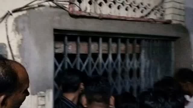 कौशांबी: 13 माह के मासूम की इलाज के दौरान मौत, परिजनों ने लगाया लापरवाही का आरोप
संदीपनघाट के कुरई उपरहार निवासी मुकेश कुमार के 13 माह के बेटे सूरज को बुखार होने पर सुबह करीब 5 बजे चायल के स्टार केयर हॉस्पिटल में भर्ती कराया गया था। परिजनों के मुताबिक शाम करीब 5 बजे इलाज के दौरान उसकी मौत हो गई। परिवार ने अस्पताल पर इलाज में लापरवाही और विरोध करने पर दुर्व्यवहार का आरोप लगाया है। मामले की जांच की मांग की गई है।
#Kaushambi #Chail #HospitalNews #ChildDeath #KaushambiNews BreakingNews @dmkaushambi @kaushambipolice