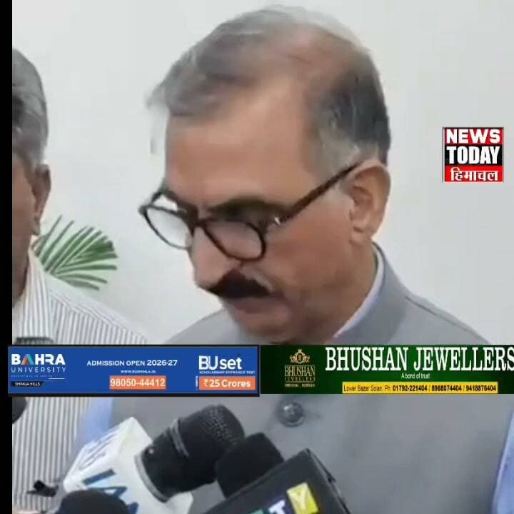 दिल्ली जाने से पहले CM सुक्खू ने कर्मचारियों की देनदारियों पर दिया बड़ा बयान
शिमला से दिल्ली रवाना होने से पहले मुख्यमंत्री सुखविंद्र सिंह सुक्खू ने कर्मचारियों और पेंशनरों की लंबित देनदारियों को लेकर सरकार का पक्ष रखा।
सीएम ने कहा कि प्रदेश सरकार कर्मचारियों और पेंशनरों के हितों को लेकर गंभीर है और वित्तीय स्थिति के बावजूद अब तक ₹2,170 करोड़ से अधिक वेतन व पेंशन एरियर का भुगतान किया जा चुका है।
कर्मचारियों की देनदारियों को लेकर मुख्यमंत्री ने क्या कहा? सुनिए पूरी बाइट...
📍 Shimla | Himachal Pradesh
#NewsTodayHimachal #Shimla #HimachalPradesh #CM #SukhvinderSinghSukhu #Employees #Pensioners #HimachalNews #BreakingNews