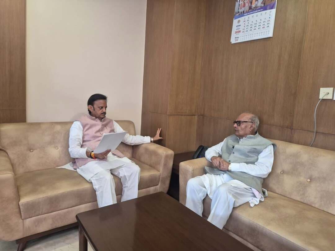 जिला अस्पताल को 600 बिस्तरीय करने विधायक जयंत मलैया ने उपमुख्यमंत्री श्री शुक्ल को लिखा पत्र
===
दमोह विधायक जयंत मलैया ने जिला चिकित्सालय दमोह को वर्तमान 300 बिस्तरीय क्षमता से बढ़ाकर 600 बिस्तरीय अस्पताल के रूप में उन्नयन करने की मांग की है। इस संबंध में उन्होंने उपमुख्यमंत्री एवं स्वास्थ्य मंत्री राजेन्द्र शुक्ल को पत्र लिखकर आवश्यक स्वीकृति प्रदान करने का आग्रह किया है।
विधायक श्री मलैया ने बताया कि वर्तमान में जिला चिकित्सालय में 467 बिस्तर क्रियाशील हैं, जबकि 50 बिस्तरीय सीसीबीएच भवन का लोकार्पण भी हो चुका है। उपलब्ध मानव संसाधन 300 बिस्तरीय अस्पताल के अनुरूप हैं और 517 बिस्तरों के संचालन के लिए अपर्याप्त हैं।
उन्होंने बताया कि दमोह मेडिकल कॉलेज का निर्माण पूर्ण हो चुका है तथा इस वर्ष 100 एमबीबीएस विद्यार्थियों के प्रवेश की संभावना है। मेडिकल कॉलेज से संबद्ध अस्पताल जिला चिकित्सालय ही है, जिससे भविष्य में ओपीडी एवं भर्ती मरीजों की संख्या बढ़ेगी।
श्री मलैया ने लगभग 65 वर्ष पुराने जिला अस्पताल भवन में सीपेज सहित अन्य समस्याओं का उल्लेख करते हुए पुराने भवन को ध्वस्त कर नवीन 300 बिस्तरीय मल्टीस्टोरी अस्पताल एवं ओपीडी निर्माण की स्वीकृति देने का आग्रह किया है।