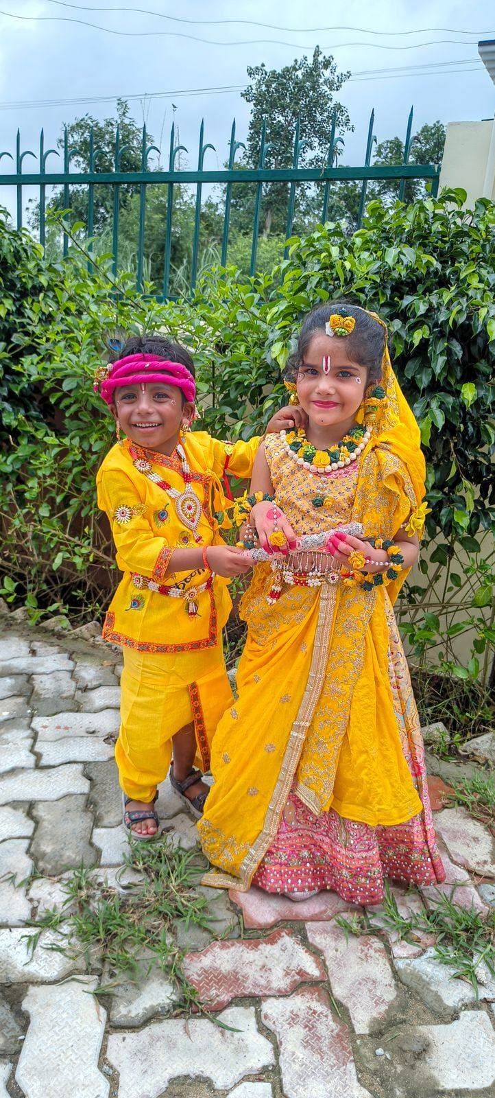 🦚 मदर्स प्राइड वर्ल्ड स्कूल दिबियापुर में हर्षोल्लास से मनाई गई श्रीकृष्ण जन्माष्टमी 🙏💙
📍 दिबियापुर। मदर्स प्राइड वर्ल्ड स्कूल, दिबियापुर में श्रीकृष्ण जन्माष्टमी का पर्व श्रद्धा, उल्लास एवं भव्य सांस्कृतिक कार्यक्रमों के साथ मनाया गया। विद्यालय परिसर में पूरे आयोजन के दौरान भक्तिमय एवं उत्सवमय वातावरण बना रहा। 🌸✨
🪔 कार्यक्रम का शुभारंभ विद्यालय के चेयरमैन श्री शिवपाल सिंह एवं मैनेजिंग डायरेक्टर श्री हिमांशु यादव ने दीप प्रज्वलित कर किया। इस अवसर पर विद्यालय के समस्त शिक्षक एवं सहयोगी स्टाफ मौजूद रहा।
👑 नन्हे राधा-कृष्ण और ग्वाल-बाल बने आकर्षण का केंद्र
कार्यक्रम में नन्हे-मुन्ने बच्चे राधा-कृष्ण एवं ग्वाल-बालों की मनमोहक वेशभूषा में नजर आए। बच्चों ने भगवान श्रीकृष्ण के जीवन, बाल लीलाओं एवं उनके आदर्शों पर आधारित नृत्य, नाट्य प्रस्तुतियां, सांस्कृतिक कार्यक्रम एवं मनमोहक झांकियां प्रस्तुत कर सभी का मन मोह लिया। 🦚💙
🏺 दही-हांडी ने बढ़ाया उत्साह
समारोह का मुख्य आकर्षण दही-हांडी कार्यक्रम रहा। विद्यार्थियों ने पूरे उत्साह और उमंग के साथ इसमें भाग लिया। दही-हांडी के दौरान विद्यालय परिसर में उत्सव का माहौल और भी जीवंत हो गया तथा उपस्थित लोगों ने बच्चों का उत्साहवर्धन किया। 🎉
🌺 विद्यालय के चेयरमैन श्री शिवपाल सिंह एवं मैनेजिंग डायरेक्टर श्री हिमांशु यादव ने विद्यार्थियों की शानदार प्रस्तुतियों की सराहना करते हुए कहा कि ऐसे आयोजन बच्चों को भारतीय संस्कृति एवं सनातन परंपराओं से जोड़ने के साथ-साथ उनमें रचनात्मकता, आत्मविश्वास, सहयोग और नैतिक मूल्यों का विकास करते हैं।
✨ कार्यक्रम में विद्यालय के समस्त शिक्षक, कर्मचारी एवं विद्यार्थियों की सक्रिय सहभागिता रही।
🙏 अंत में विद्यालय परिवार की ओर से सभी को श्रीकृष्ण जन्माष्टमी की हार्दिक शुभकामनाएं दी गईं।
🦚 जय श्रीकृष्ण! राधे-राधे! 🌸
📲 दिबियापुर और औरैया जिले की हर महत्वपूर्ण खबर भरोसे के साथ पाने के लिए “दिबियापुर द लीजेंड” पेज को फॉलो जरूर करें।
#मदर्सप्राइडवर्ल्डस्कूल #दिबियापुर #जन्माष्टमी #श्रीकृष्ण #राधाकृष्ण #दहीहांडी #औरैया #जयश्रीकृष्ण #दिबियापुरदलीजेंड