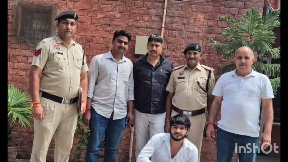 *अवैध देसी पिस्तौल व दो जिंदा रौंद सहित आरोपी गिरफ्तार*
सीआईए वन पुलिस टीम ने औद्योगिक सेक्टर-29 में एक युवक को अवैध देसी पिस्तौल व दो जिंदा रौंद सहित गिरफ्तार किया। आरोपी की पहचान गांव डाहर निवासी कौशल के रूप में हुई है।
सीआईए वन प्रभारी इंस्पेक्टर वीरेंद्र ने बताया कि उनकी टीम बुधवार शाम को औद्योगिक सेक्टर-29 में गश्त कर रही थी। इसी दौरान टीम को फ्लौरा चौक की ओर से एक संदिग्ध युवक पैदल आता हुआ दिखाई दिया। युवक पुलिस टीम को देखकर एकदम से वापस मुड़कर तेज कदमों से चलने लगा। पुलिस टीम ने तत्परता से कार्रवाई करते हुए कुछ कदमों पर ही युवक को काबू किया। तलाशी लेने पर उसकी जींस पैंट से एक देसी पिस्तौल बरामद हुआ। देसी पिस्तौल की मैगजीन निकालकर जांच की गई तो उसमें दो जिंदा रौंद मिले। पूछताछ में आरोपी ने अपनी पहचान कौशल पुत्र कुलदीप निवासी गांव डाहर के रूप में बताई।
इंस्पेक्टर वीरेंद्र ने बताया कि पूछताछ में आरोपी ने पुलिस को बताया वह उक्त देसी पिस्तौल व जिंदा रौंद करीब एक माह पहले यूपी में कैराना बाईपास पर मिले एक अज्ञात युवक से 35 हजार रुपये में खरीदकर लाया था। इसके बाद वह अवैध देसी पिस्तौल को अपने साथ लेकर चलने लगा।
*आरोपी पर पहले से दर्ज हैं आधा दर्जन से ज्यादा मामले*
प्रभारी इंस्पेक्टर वीरेंद्र ने बताया कि जांच में आरोपी कौशल का पहले भी आपराधिक रिकॉर्ड होना पाया गया है। आरोपी के खिलाफ मारपीट, फिरौती तथा आर्म्स एक्ट सहित आधा दर्जन से अधिक मामले दर्ज हैं। पूछताछ में आरोपी ने बताया कि वह करीब दो माह पहले जेल से जमानत पर बाहर आया था।
पुलिस ने थाना औद्योगिक सेक्टर-29 में आर्म्स एक्ट के तहत अभियोग दर्ज कर आरोपी कौशल को वीरवार को माननीय न्यायालय में पेश किया जहा से उसे न्यायिक हिरासत जेल भेज दिया गया।