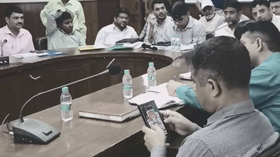 #जिला पंचायत की बैठक में #गेम खेलने अधिकारी का वीडियो वायरल।
उत्तराखंड के #पौड़ी जिले में जिला पंचायत की महत्वपूर्ण बैठक के दौरान जिला पर्यटन अधिकारी का मोबाइल पर ताश (गेम) खेलने का वीडियो सोशल मीडिया पर तेजी से वायरल हो रहा है!
#followerseveryonehighlights