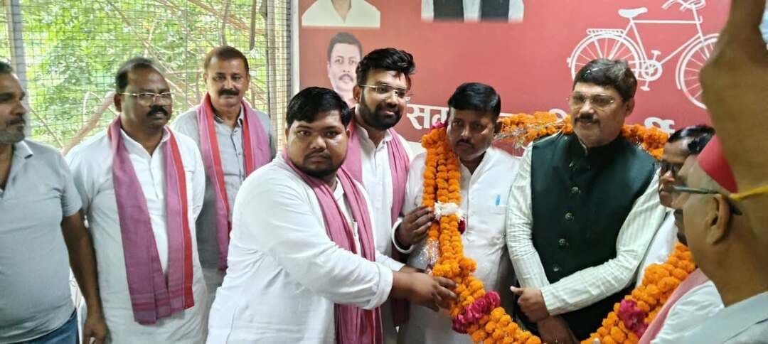 रायबरेली। समाजवादी पार्टी के राष्ट्रीय अध्यक्ष एवं पूर्व मुख्यमंत्री अखिलेश यादव द्वारा छह जिलों का प्रभारी नियुक्त किए गए आंवला सांसद नीरज कुशवाहा का रायबरेली प्रभारी के रूप में प्रथम आगमन पर पार्टी कार्यकर्ताओं एवं पदाधिकारियों ने भव्य स्वागत एवं अभिनंदन किया।
इस दौरान कार्यकर्ताओं ने फूल-मालाओं से नवनियुक्त जिला प्रभारी का स्वागत किया। कार्यक्रम में पार्टी संगठन को जनपद में और अधिक मजबूत करने तथा कार्यकर्ताओं को एकजुट कर आगामी राजनीतिक संघर्ष को नई ऊर्जा देने का संकल्प लिया गया।
इस अवसर पर ऊंचाहार से सपा प्रत्याशी आकाश मौर्य, सलोन से देवेंद्र भीमराज समेत पार्टी के वरिष्ठ नेता, पदाधिकारी, युवा साथी एवं बड़ी संख्या में कार्यकर्ता मौजूद रहे।
कार्यकर्ताओं ने कहा कि समाजवादी विचारधारा को मजबूत करते हुए जन-जन की आवाज को बुलंद किया जाएगा। साथ ही आगामी 2027 के विधानसभा चुनाव में समाजवादी पार्टी की सरकार बनाने के लिए संगठन को बूथ स्तर तक मजबूत करने और पूरी एकजुटता के साथ कार्य करने का संकल्प लिया गया।