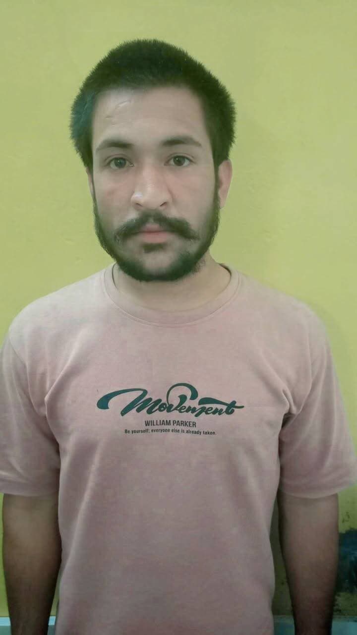 > पुलिस थाना डग की मादक पदार्थ तस्करी के विरूद्ध प्रभावी कार्यवाही।
> 474 ग्राम एम.डी.एम.ए., 22 ग्राम 85 मिलीग्राम स्मैक व 2.613 किलोग्राम संदिग्ध पावडर के साथ एक आरोपी गिरफ्तार।
> तस्करी में प्रयुक्त एक मोटर साईकल जप्त।
> जप्तशुदा मादक पदार्थ की अनुमानित कीमत 45.00 लाख रू.।
पुलिस अधीक्षक महोदय श्री अमित कुमार ने बताया कि संगठित अपराध, अवैध मादक पदार्थ तस्करों के विरूद्व जिला स्तर पर विशेष अभियान चलाया जा रहा है जिसमें अवैध मादक पदार्थो की खरीद फरोख्त, अवैध मादक पदार्थो का परिवहन व अवैध मादक पदार्थो की खपत के संगठित अपराध से संबधित अवैध कार्यों में संलिप्त अपराधियों के विरूद्ध कार्यवाही हेतु जिला स्पेशल टीम व जिले के समस्त थानाधिकारियों को थाना स्तर पर विशेष टीमों का गठन कर निर्देशित किया हुआ है।
अवैध मादक पदार्थ तस्करों पर प्रभावी कार्यवाही करने के उद्देश्य से श्री भागचन्द मीणा अतिरिक्त पुलिस अधीक्षक झालावाड के निर्देशन एवं श्री आशीष भार्गव वृताधिकारी वृत गंगधार के निकटतम सुपरविजन में श्री भंवरसिंह पु.नि. थानाधिकारी थाना डग द्वारा कार्यवाही करते हुऐ दिनांक 23.08.2026 को जिला स्पेशल टीम की सूचना पर आरोपी उमराव सिंह के कब्जे से अवैध मादक पदार्थ 474 ग्राम एम.डी.एम.ए., 22 ग्राम 85 मिलीग्राम स्मैक व 2.613 किलोग्राम संदिग्ध पावडर के साथ एक आरोपी गिरफ्तार करने मे सफलता अर्जित की है।
घटना का विवरणः- जिला झालावाड में आपराधिक गतिविधियों पर प्रभावी अंकुश लगाने हेतु श्री भागचन्द्र मीणा अतिरिक्त पुलिस अधीक्षक, श्री आशीष भार्गव वृताधिकारी वृत्त गंगधार के निकटतम सुपरविजन में थानाधिकारी श्री भवरसिंह पुनि के नेतृत्व में गठित टीम द्वारा मादक पदार्थ तस्करों के विरुद्ध प्रभागी कार्यवाही करते हुऐ दिनाक 23.08.2026 को जिला स्पेशल की सूचना पर दौरान गश्त एवं नाकाबंदी हरनावदा से धतुरिया की ओर जाने वाले रास्ते पर मोटर साईकल पर आते हुऐ अभियुक्त उमराव सिंह की आकस्मिक चेकिंग के दौरान एक प्लास्टिक का थैला मिला जिसमें कुल 6 थैलियां मिली जिनमें अवैध मादक पदार्थ 474 ग्राम एम.डी.एम.ए., 22 ग्राम 85 मिलीग्राम स्मैक व 2.613 किलोग्राम संदिग्ध पावडर मिला मादक पदार्थ व परिवहन में प्रयुक्त मोटर साईकल को जप्त किया जाकर आरोपी को गिरफ्तार कर आरोपी के विरूद्ध एन.डी.पी.एस. एक्ट के प्रावधानों के तहत् प्रकरण दर्ज किया जाकर अनुसंधान किया जा रहा है।
आरोपी द्वारा अवैध मादक पदार्थ को खरीदने बेचने के सम्बन्ध मे अवैध मादक पदार्थों के तस्करी नेटवर्क में और कौन-कौन लोग सम्मिलित है इस संबंध मे आरोपी से गहनता से अनुसंधान जारी है।
गिरफ्तारशुदा मुलजिम :-
उमराव सिंह पुत्र शिवसिंह जाति सोन्ध्या राजपूत उम्र 26 साल निवासी डोकरखेडी पुलिस थाना सुवासरा जिला मन्दसौर (म.प्र.)
गठित विशेष टीमः श्री भंवर सिंह पु.नि. थानाधिकारी डग, श्री सियाराम उम.न., श्री घनश्याम सोनी हेका. 60, श्री भंवरलल हेका. 1151 श्री मुकेष कुमार कानि. 1304
विशेष भूमिकाः-जिला विशेष टीम श्री सुरेन्द्र कुमार हैड कानि० 332. श्री महावीर हैड कानि० 155. श्री चन्द पोखर कानि 210 थी उतराज कालि 1392 श्री अरुण देवासी कानि० 1216 थी पयामलाल