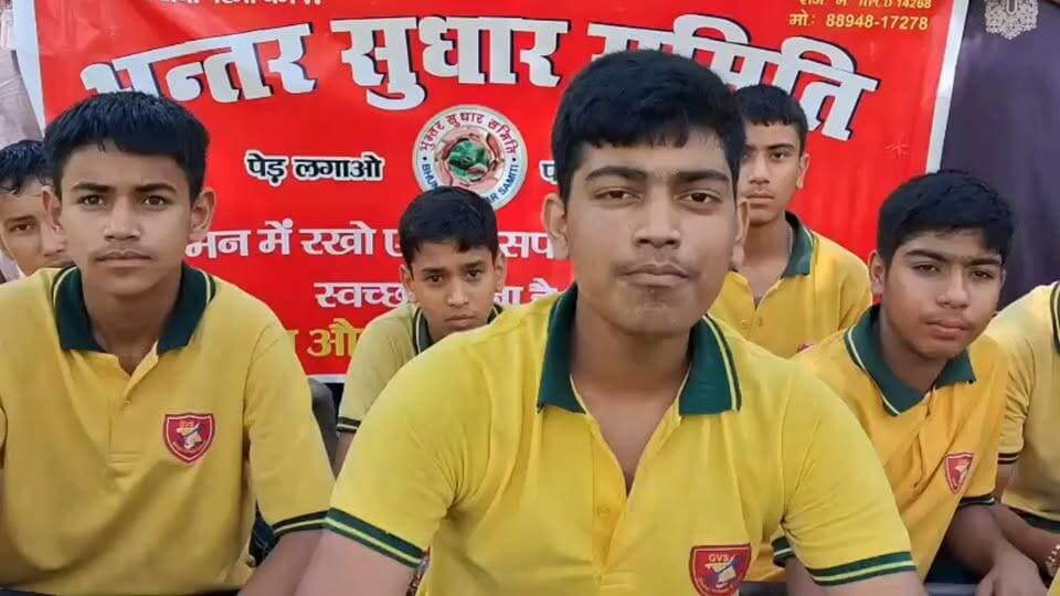 शाढ़ाबाई में रोपे 110 से अधिक पौधे, पर्यावरण संरक्षण का लिया संकल्प
भुंतर, 3 सितंबर। पर्यावरण संरक्षण और भूमि कटाव की रोकथाम के उद्देश्य से वीरवार को शाढ़ाबाई स्थित होमगार्ड प्रशिक्षण केंद्र परिसर में पौधरोपण अभियान चलाया गया। अभियान का आयोजन भुंतर सुधार समिति और ग्लोबल विलेज स्कूल हुरला ने संयुक्त रूप से किया।
अभियान का शुभारंभ होमगार्ड प्रशिक्षण केंद्र के कमांडेंट विकास सकलानी ने पौधा रोपकर किया। इस दौरान पॉपुलर, देवदार, बान, कयोश और डोडन सहित विभिन्न प्रजातियों के 110 से अधिक पौधे रोपे गए।
कमांडेंट विकास सकलानी ने कहा कि प्रशिक्षण केंद्र व्यास नदी के किनारे स्थित होने के कारण यहां भूमि कटाव की आशंका बनी रहती है। पौधरोपण से भविष्य में भूमि कटाव को नियंत्रित करने के साथ पर्यावरण संरक्षण में भी मदद मिलेगी।
भुंतर सुधार समिति और ग्लोबल विलेज स्कूल हुरला के पदाधिकारियों ने कहा कि पर्यावरण संरक्षण प्रत्येक नागरिक का नैतिक दायित्व है। जलवायु परिवर्तन के दौर में सामाजिक संगठनों, शिक्षण संस्थानों और आम लोगों की सहभागिता बेहद जरूरी है।
अभियान के समापन पर सभी प्रतिभागियों ने रोपे गए पौधों की नियमित देखभाल और संरक्षण का सामूहिक संकल्प लिया।