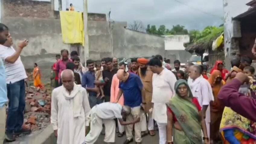 *बुलडोजर से ढहाया गया घर*
*पलिया खुर्द में राजाराम प्रजापति पुत्र रघुवर दयाल का न्यायालय के आदेश पर गिराया गया मकान, पीड़ितों के गांव पहुंचे विधायक रोमी साहनी, विधायक के पैरों में गिरकर रोने लगी महिलाएं*
*विधायक ने कहा घबराओ मत मैं कहीं और मकान बनवाकर दूंगा, और दी 100000 एक लाख रुपए की मदद और कहा काम शुरू करो मकान बनेगा और उसकी छत मैं डलवाऊंगा*
*बताते चलें कि कल 2 सितम्बर 2026 को न्यायालय के आदेश पर पलिया खुर्द गांव में राजाराम प्रजापति के घर पर तहसील प्रशासन ने बुलडोजर चलवाकर मकान गिरा दिया था* #NepalFloods #LakhimpurKheri #followers #highlights #paliakalan