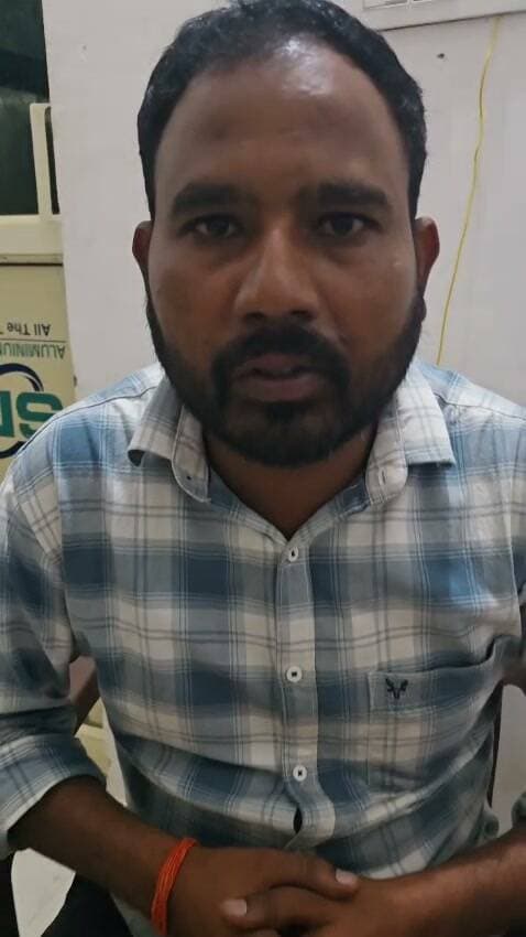 बिजुआ ब्रेकिंग....
फर्जी निकली लूट की सूचना,आपसी विवाद में उड़ाई थी लूट की अफवाह
उच्च अधिकारियों के पहुँचने पर कबूला सच
भीरा पुलिस शुरुआत से घटना को मान रही थी सदिग्ध
आखिरकार कड़ाई से पूछताश और कड़ी डर कड़ी जांच में सच आया सामने
शराबियों से हुआ था विवाद,जिसमे लूट की दी थी फर्जी सूचना
भीरा पुलिस ने की पुष्टि ,asp अब भी मौके पर मौजूद #NepalFloods #LakhimpurKheri #followers #highlights