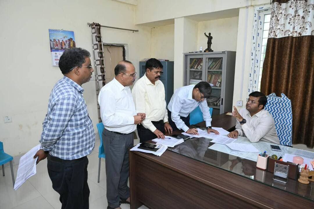 शिवपुरी में राशन में गड़बड़ी पर कलेक्टर सख्त, 6 राशन विक्रेता गए जेल, अवैध अतिक्रमण भी ध्वस्त
शिवपुरी- कलेक्टर अर्पित वर्मा ने राशन वितरण में गड़बड़ी करने वालों पर बड़ी कार्रवाई की है। जिले में 6 राशन विक्रेताओं को जेल भेजा गया है।
कोलारस में समीक्षा के दौरान बामोरखुर्द के विक्रेता माधौ सिंह यादव, श्रीपुरा के धनपाल सिंह और अकोदा के गोलू लोधी की दुकानों में POS मशीन में एंट्री तो मिली लेकिन मौके पर राशन नहीं मिला। इस पर तीनों को जेल भेजा गया।
वहीं पिछोर अनुभाग में निवोदा के पुष्पेंद्र, सिनावलकलां के भगवानलाल और बघावारा के सतेंद्र को भी अनियमितता पर जेल भेजा गया है।
इसके अलावा बड़ोखरा में 3 माह से राशन न देने की शिकायत पर कलेक्टर के निर्देश पर सेल्समैन के शासकीय जमीन पर बने अवैध मकान को JCB से ध्वस्त कर दिया गया।
कलेक्टर ने सभी अधिकारियों को हर उचित मूल्य दुकान की सघन निगरानी कर गरीबों का राशन हड़पने वालों पर सीधे जेल भेजने की कार्रवाई के निर्देश दिए हैं।