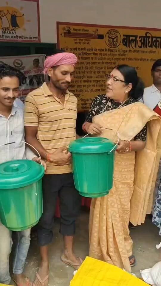 पूर्व #विधायक सुनीता सिंह #जमानियां विधानसभा के सब्बलपुर कला, देवरिया, रघुनाथपुर के बाढ़ प्रभावित लोगों को सरकार द्वारा उपलब्ध कराई गई राहत सामग्री को उपजिलाधिकारी, #जमानियां के साथ वितरण कराया गया Sunita Singh Gahmari #nonfollowers #viralreelschallenge #GhazipurNews