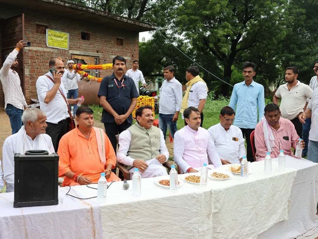 सुमावली विधानसभा क्षेत्र में 13 करोड़ 63 लाख रुपये से अधिक के विकास कार्यों को मिली सौगात।
कृषि मंत्री ऐदल सिंह कंषाना ने विभिन्न सड़क, पंचायत भवन और सीसी रोड निर्माण कार्यों का भूमिपूजन किया।
इनमें अटा-नारायण सिंह का पुरा, सुमावली-दुल्हेनी और जाफराबाद में सड़क निर्माण सहित अन्य विकास कार्य शामिल हैं। वहीं मुरैना नगर निगम के वार्ड 45, 46 और 47 के महाराजपुर क्षेत्र में 6 करोड़ 3 लाख रुपये की लागत से सड़क निर्माण का भी भूमिपूजन हुआ।
मंत्री कंषाना ने कहा कि गांवों में विकास की रफ्तार बढ़ाना और किसानों को सशक्त बनाना सरकार की प्राथमिकता है। सड़क निर्माण से ग्रामीण क्षेत्रों में आवागमन सुगम होगा और लोगों को शिक्षा, स्वास्थ्य व बाजार जैसी सुविधाओं तक बेहतर पहुंच मिलेगी।