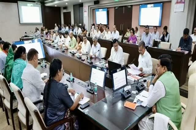 मुरैना— प्रधानमंत्री नरेंद्र मोदी के जन्मदिवस 17 सितंबर से मध्यप्रदेश में एक माह का ‘सेवा-संकल्प अभियान’ शुरू होगा, जो 17 अक्टूबर तक चलेगा।
मुख्यमंत्री डॉ. मोहन यादव ने अभियान की तैयारियों को लेकर बैठक में अधिकारियों को निर्देश दिए। अभियान के जरिए प्रधानमंत्री मोदी के सार्वजनिक जीवन के 25 वर्षों की प्रमुख उपलब्धियों और जनकल्याणकारी योजनाओं को जनता तक पहुंचाया जाएगा।
अभियान के तहत सेवा, जनसंवाद, जनभागीदारी, स्वच्छता, स्वास्थ्य, पौधरोपण, लाभार्थी संपर्क, नवाचार और सरकार आपके द्वार जैसे 13 प्रमुख कार्यक्रम आयोजित होंगे।
मुख्यमंत्री ने कहा कि मध्यप्रदेश ऐसा मॉडल प्रस्तुत करे, जो देश में सुशासन, सेवा और जनभागीदारी का उदाहरण बने। वहीं 17 अक्टूबर को ‘जनसेवक महाकुंभ—पंचायत से पार्लियामेंट’ कार्यक्रम आयोजित होगा, जिसमें जनप्रतिनिधि प्रधानमंत्री मोदी से मुलाकात करेंगे।