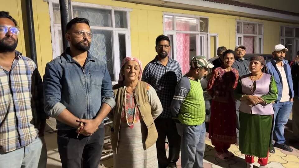 #शिमला :- चौपाल में दुखद सड़क हादसा, आठ बच्चे थे गाड़ी में सवार..एक बच्ची की दर्दनाक मौत..!
सवालों के घेरे में फिर खड़ा हुआ चौपाल अस्पताल घंटों इंतज़ार के बावजूद भी नहीं पहुँची एंबुलेंस..!