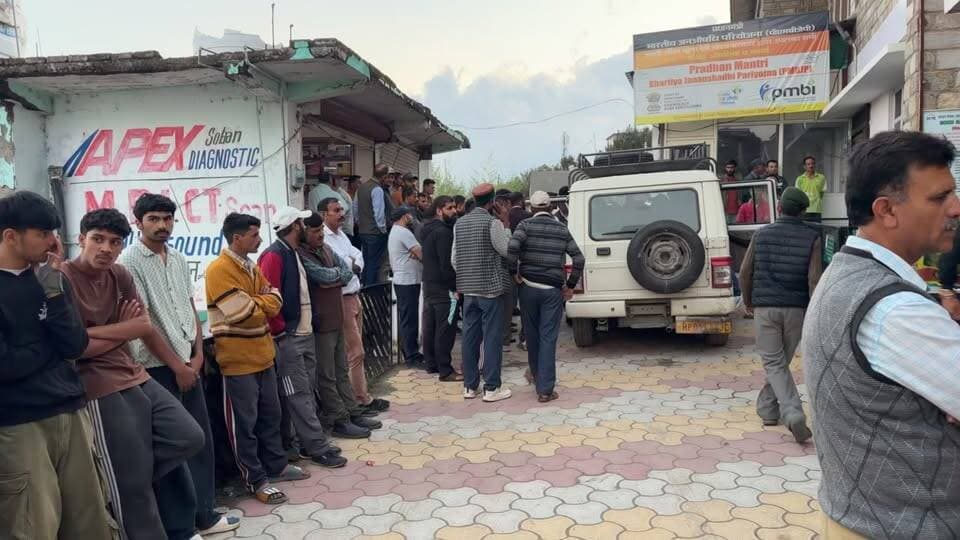 #शिमला :- चौपाल में दुखद सड़क हादसा, आठ बच्चे थे गाड़ी में सवार..एक बच्ची की दर्दनाक मौत..!
सवालों के घेरे में फिर खड़ा हुआ चौपाल अस्पताल घंटों इंतज़ार के बावजूद भी नहीं पहुँची एंबुलेंस..!