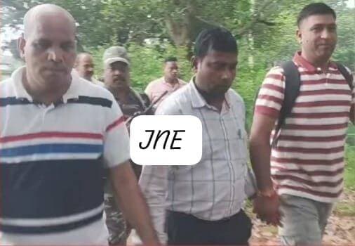 गुमला के पालकोट में ACB की बड़ी कार्रवाई, ₹6 हजार रिश्वत लेते मनरेगा BPO गिरफ्तार
गुमला जिले के पालकोट प्रखंड कार्यालय में गुरुवार को भ्रष्टाचार निरोधक ब्यूरो (ACB) ने बड़ी कार्रवाई करते हुए मनरेगा के प्रखंड कार्यक्रम पदाधिकारी (BPO) हरीश प्रजापति को रिश्वत लेते रंगे हाथ गिरफ्तार किया। रांची से पहुंची ACB की टीम ने यह कार्रवाई गोपनीय तरीके से की।
जानकारी के अनुसार, पालकोट प्रखंड क्षेत्र में मनरेगा के तहत तालाब निर्माण योजना से जुड़े एक लाभुक से जियो टैगिंग के नाम पर रिश्वत की मांग किए जाने की शिकायत ACB को मिली थी। रिपोर्टों के मुताबिक, BPO पर कुल 10 हजार रुपये की मांग करने का आरोप है, जिसमें पहली किस्त के रूप में 6 हजार रुपये देने की बात तय हुई थी।
शिकायत मिलने के बाद ACB ने मामले का सत्यापन किया और इसके बाद जाल बिछाकर कार्रवाई की। गुरुवार को टीम पालकोट प्रखंड कार्यालय पहुंची। जैसे ही हरीश प्रजापति कथित तौर पर 6 हजार रुपये रिश्वत की रकम लेते, ACB की टीम ने उन्हें रंगे हाथ पकड़ लिया।
गिरफ्तारी के बाद ACB की टीम आरोपी BPO को अपने साथ रांची ले गई, जहां मामले में आगे की कानूनी कार्रवाई की जा रही है। वहीं, कार्रवाई की खबर फैलते ही पालकोट प्रखंड कार्यालय में हड़कंप मच गया और कर्मचारियों के बीच चर्चा तेज हो गई।
बताया गया है कि मामला मनरेगा के तहत स्वीकृत तालाब निर्माण योजना से जुड़ा है। जियो टैगिंग और योजना से संबंधित प्रक्रिया पूरी कराने के एवज में कथित रूप से रिश्वत मांगी गई थी। ACB की कार्रवाई के बाद अब मामले की विस्तृत जांच की जा रही है।